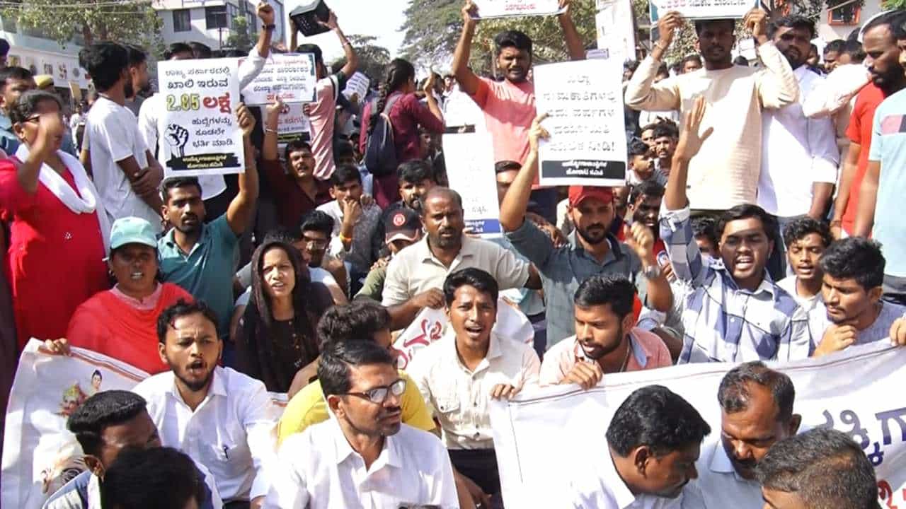 ಖಾಲಿ ಇರುವ ಸರಕಾರಿ ಹುದ್ದೆಗಳನ್ನು ತುಂಬಿಕೊಳ್ಳುವಂತೆ ಆಗ್ರಹಿಸಿ ಇಂದು ಧಾರವಾಡದಲ್ಲಿ ನಡೆಯಲಿದ್ದ ಹೋರಾಟಕ್ಕೆ ಬಹುತೇಕ ಬ್ರೇಕ್ ಬಿತ್ತು. ಕಳೆದ ಬಾರಿ ನಡೆದಿದ್ದ ಉದ್ಯೋಗಾಕಾಂಕ್ಷಿಗಳ ಹೋರಾಟದ ವೇಳೆ ಕೆಲ ಅಹಿತಕರ ಘಟನೆ ನಡೆದಿದ್ದ ಹಿನ್ನೆಲೆ ಪೊಲೀಸರು ಹೋರಾಟಕ್ಕೆ ಅನುಮತಿ ನೀಡಿರಲಿಲ್ಲ. ಆದರೂ ಪ್ರತಿಭಟನೆಯನ್ನು ನಡೆಸಲು ಮುಂದಾದ ಹೋರಾಟಗಾರರನ್ನು ಪೊಲೀಸರು ಬಂಧಿಸುವ ಮೂಲಕ ಹೋರಾಟಕ್ಕೆ ಬ್ರೇಕ್ ಹಾಕಿದರು.