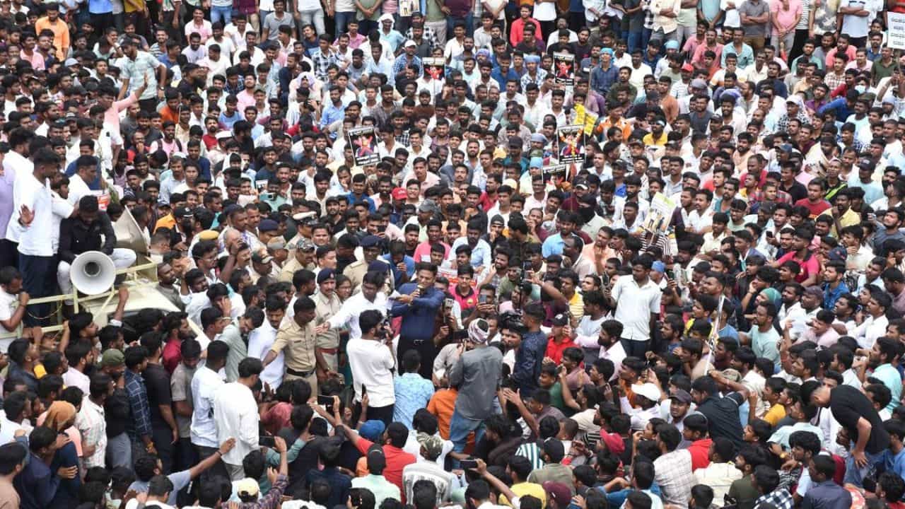 ಉದ್ಯೋಗಾಕಾಂಕ್ಷಿಗಳ ಪ್ರತಿಭಟನೆಯ ಹೆಡ್ ಕ್ವಾರ್ಟಸ್ ಆಗಿದ್ದೇಕೆ ವಿದ್ಯಾಕಾಶಿ ಧಾರವಾಡ? ಉದ್ಯೋಗಾಕಾಂಕ್ಷಿಗಳ ಪ್ರತಿಭಟನೆಯ ಹೆಡ್ ಕ್ವಾರ್ಟಸ್ ಆಗಿದ್ದೇಕೆ ವಿದ್ಯಾಕಾಶಿ ಧಾರವಾಡ?