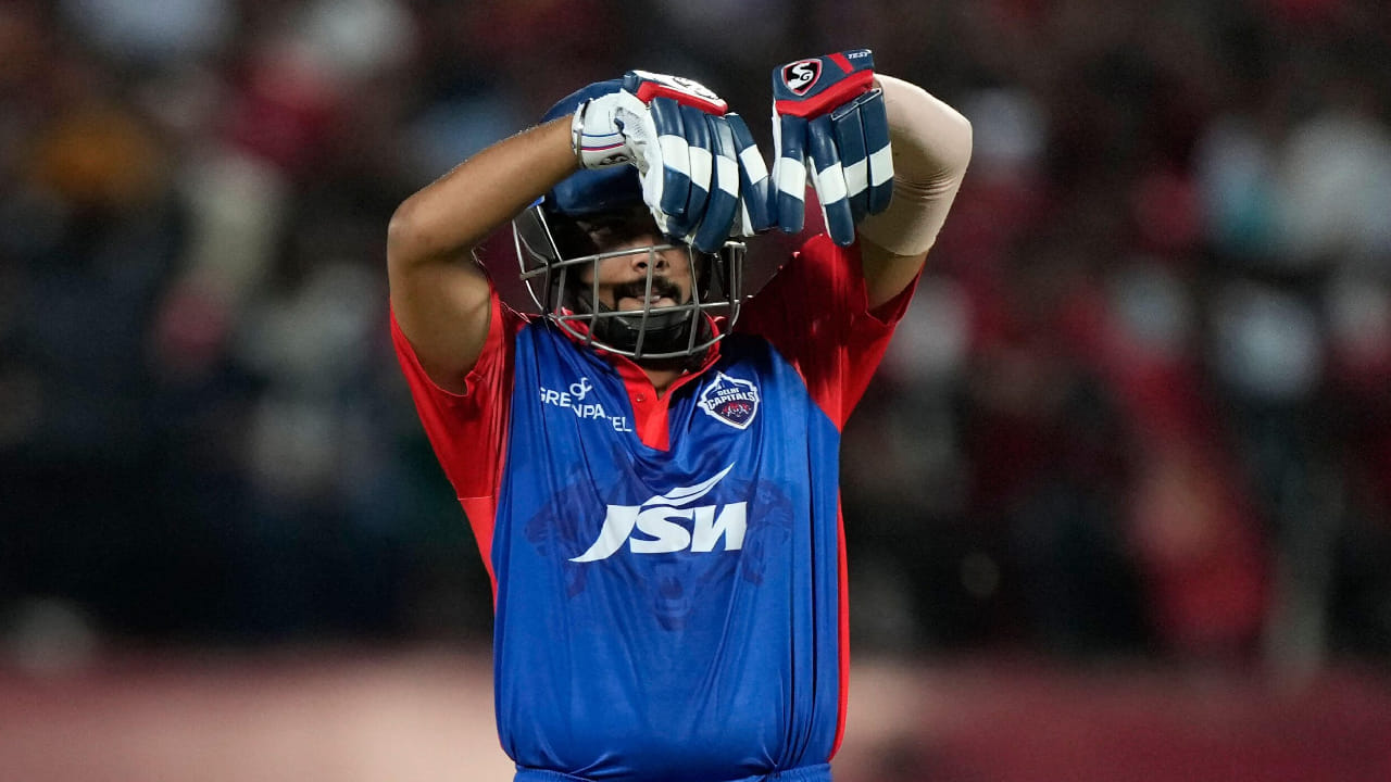 ಐಪಿಎಲ್ 2024 ರಲ್ಲಿ 7.5 ಕೋಟಿ ರೂ. ಪಡೆದಿದ್ದ ಪೃಥ್ವಿ ಶಾ ಅವರನ್ನು ಐಪಿಎಲ್ 2025ರ ಮೆಗಾ ಹರಾಜಿನಲ್ಲಿ ಯಾವುದೇ ಫ್ರಾಂಚೈಸಿ ಖರೀದಿಸಿರಲಿಲ್ಲ. ಅದರಂತೆ ಈ ಬಾರಿ 75 ಲಕ್ಷ ರೂ. ಮೂಲ ಬೆಲೆಯೊಂದಿಗೆ ಕಾಣಿಸಿಕೊಂಡಿದ್ದ ಯುವ ದಾಂಡಿಗನನ್ನು ಕೊನೆಗೆ ಡೆಲ್ಲಿ ಕ್ಯಾಪಿಟಲ್ಸ್ ಫ್ರಾಂಚೈಸಿಯೇ ಕೈ ಹಿಡಿದಿದೆ.