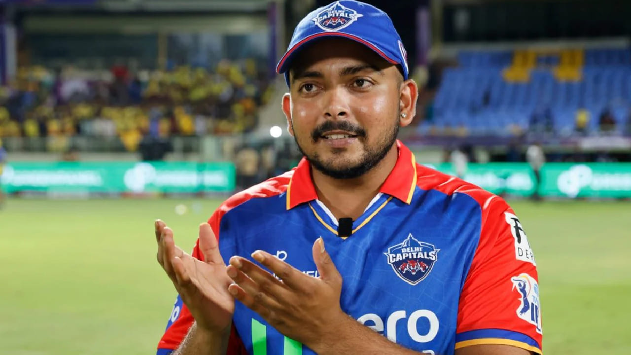 ಇತ್ತ ಎರಡು ಸುತ್ತಿನಲ್ಲೂ ಮಾರಾಟವಾಗದೇ ಉಳಿದಿದ್ದರಿಂದ ಪೃಥ್ವಿ ಶಾ ಈ ಬಾರಿ ಕೂಡ ಅನ್​ಸೋಲ್ಡ್ ಎಂದು ಷರಾ ಬರೆದಿದ್ದರು. ಆದರೆ ಅಂತಿಮ ಸುತ್ತಿನಲ್ಲಿ ಪೃಥ್ವಿಗೆ ಅದೃಷ್ಟ ಖುಲಾಯಿಸಿದೆ. ಕೊನೆಯ ಸುತ್ತಿನಲ್ಲಿ ಮೂರನೇ ಬಾರಿ ಕಾಣಿಸಿಕೊಂಡ ಪೃಥ್ವಿ ಶಾ ಅವರಿಗಾಗಿ ಡೆಲ್ಲಿ ಕ್ಯಾಪಿಟಲ್ಸ್ ಬಿಡ್ ಮಾಡಿದೆ.