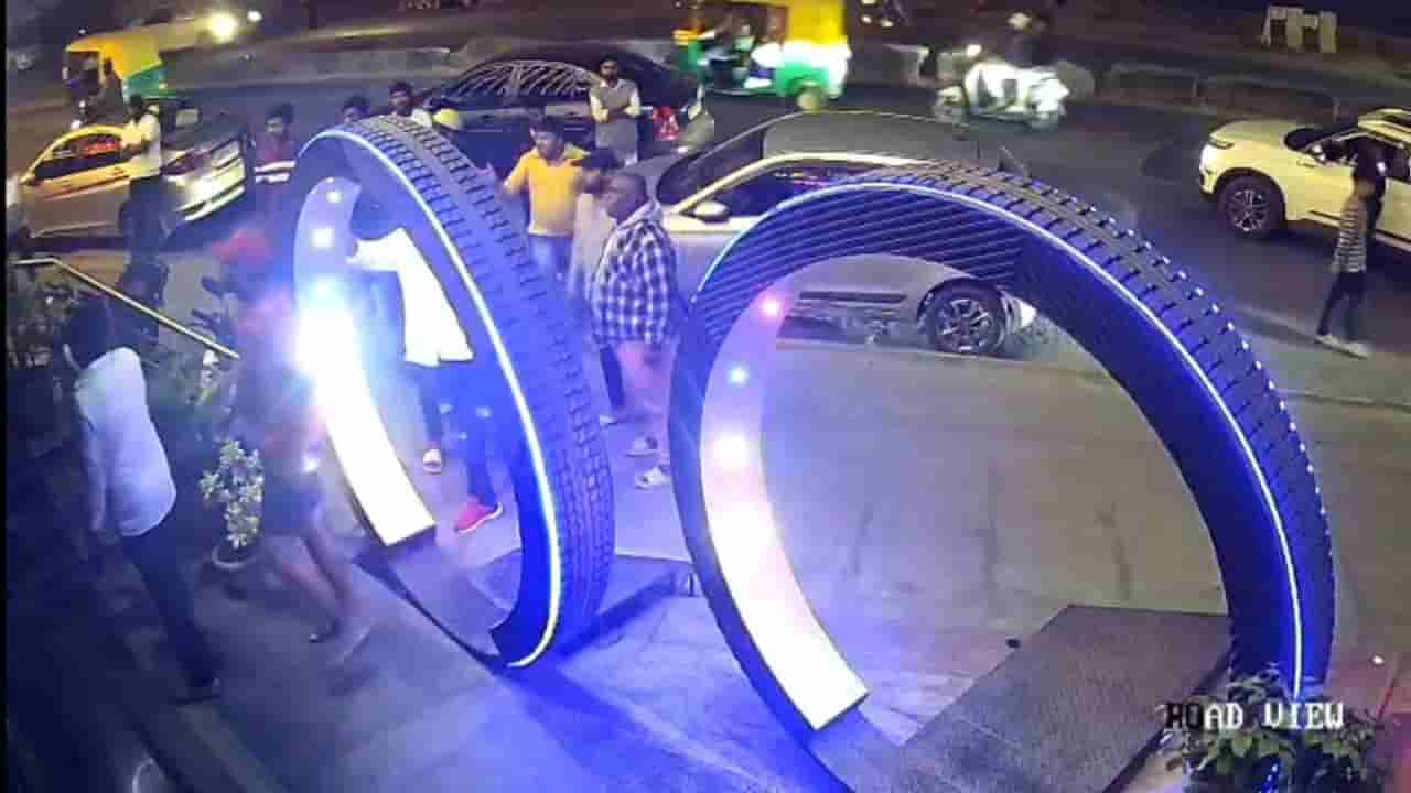 ಹುಡುಗಿಯರ ಮೊಬೈಲ್ ನಂಬರ್ ಕೇಳಿದ್ದಕ್ಕೆ ಫೈಟ್: ಪೊಲೀಸ್ ಠಾಣೆ ಮೆಟ್ಟಿಲೇರಿದ ಪಬ್ ಗಲಾಟೆ