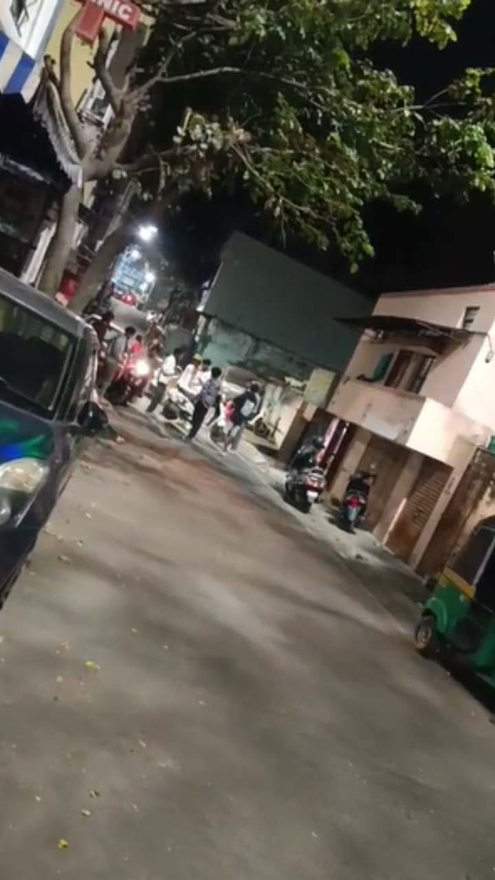 ಪುಂಡರ ಹಾವಳಿ: ರಸ್ತೆ ಅಡ್ಡಗಟ್ಟಿ  ಬರ್ತ್ ಡೇ ಸೆಲೆಬ್ರೇಷನ್