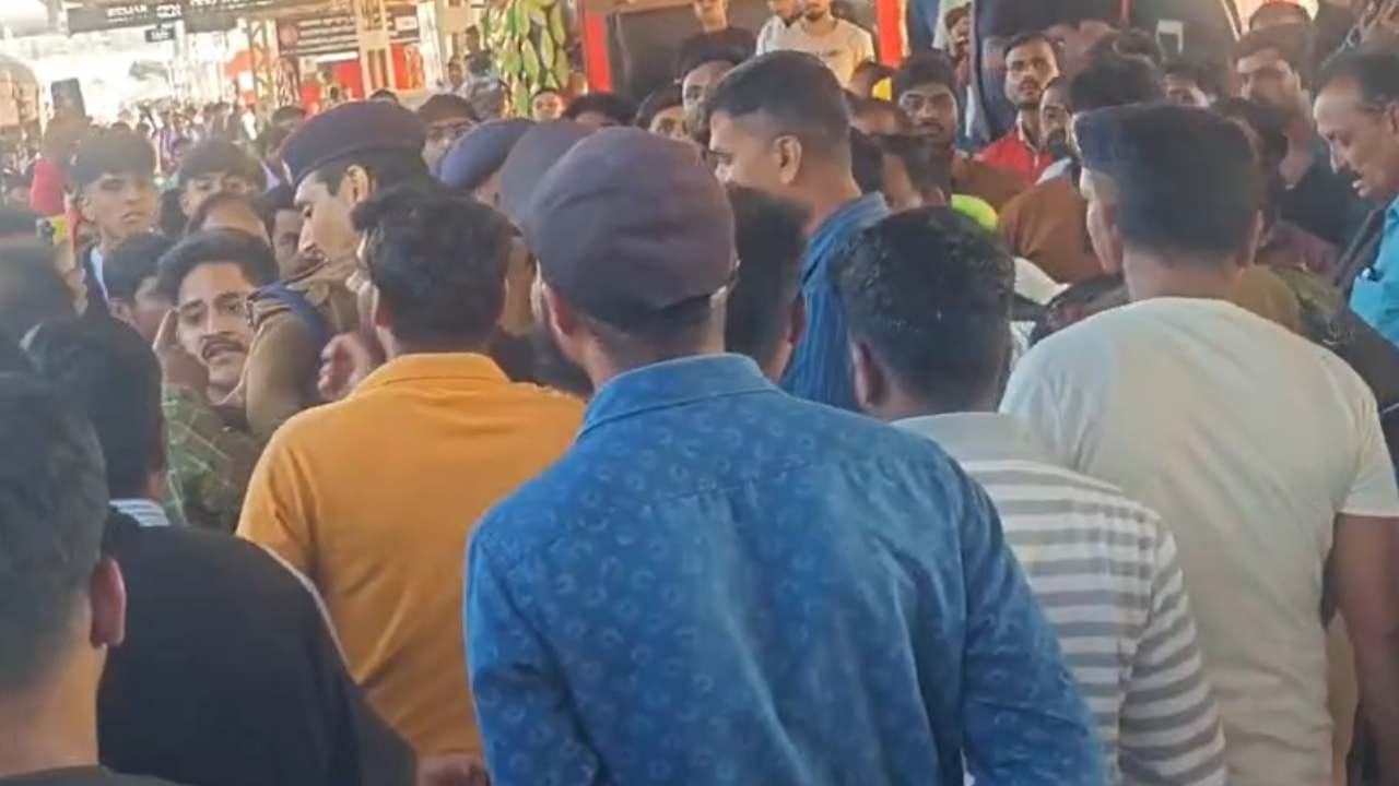 ಚಲಿಸುತ್ತಿದ್ದ ರೈಲಿನ ಚೈನ್ ಎಳೆದು ರಾದ್ಧಾಂತ: ಪ್ರಶ್ನಿಸಿದ್ದಕ್ಕೆ ಸಿಬ್ಬಂದಿ ಮೇಲೆ ಹಲ್ಲೆ, ವಿಡಿಯೋ ನೋಡಿ ಚಲಿಸುತ್ತಿದ್ದ ರೈಲಿನ ಚೈನ್ ಎಳೆದು ರಾದ್ಧಾಂತ: ಪ್ರಶ್ನಿಸಿದ್ದಕ್ಕೆ ಸಿಬ್ಬಂದಿ ಮೇಲೆ ಹಲ್ಲೆ, ವಿಡಿಯೋ ನೋಡಿ