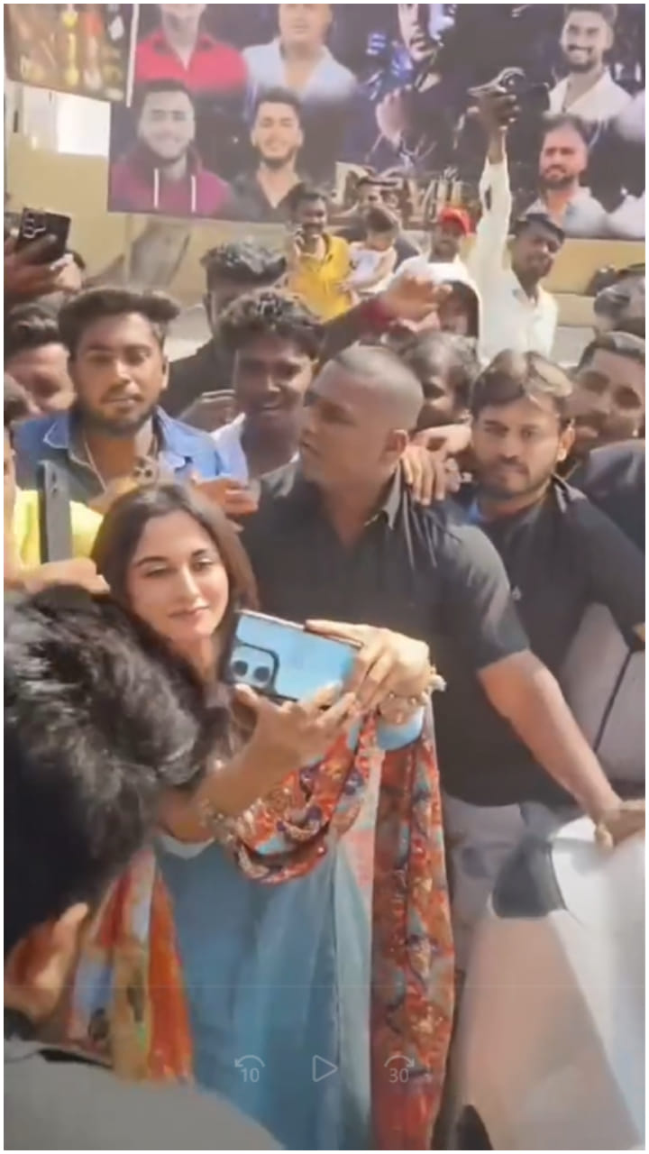 ಡೆವಿಲ್ ಹೀರೋಯಿನ್ ನೋಡಲು ಮುಗಿಬಿದ್ದ ಜನ