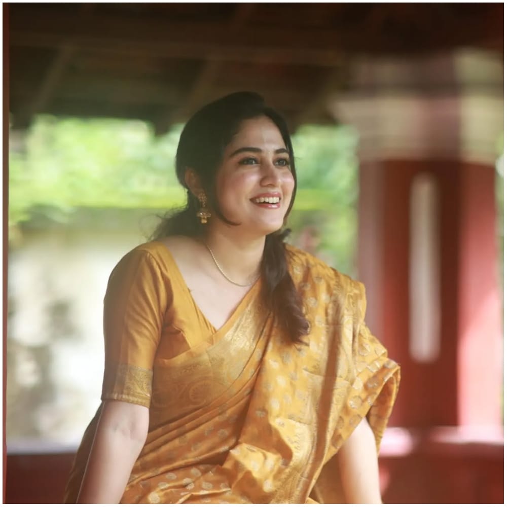 ಅವರು ಈ ಚಿತ್ರಕ್ಕೆ ನಾಯಕಿ ಆಗಿ ಆಯ್ಕೆ ಆಗಿದ್ದು ಹೇಗೆ? ಅದಕ್ಕೂ ಉತ್ತರ ನೀಡಿದ್ದರು ರಚನಾ ರೈ. ದರ್ಶನ್ ಅವರ ಕಾರಣಕ್ಕೆ ಅವಕಾಶ ಸಿಕ್ಕಿದೆ ಎಂಬುದು ರಚನಾ ಮಾತು. ‘ಹೊರಗಿನವರು ಬೇಡ ನಮ್ಮವರನ್ನೇ ಆಯ್ಕೆ ಮಾಡಿಕೊಳ್ಳೋಣ ಎಂದಿದ್ದಕ್ಕೆ ನನಗೆ ಅವಕಾಶ ಸಿಕ್ಕಿತು’ ಎಂದಿದ್ದಾರೆ ರಚನಾ.