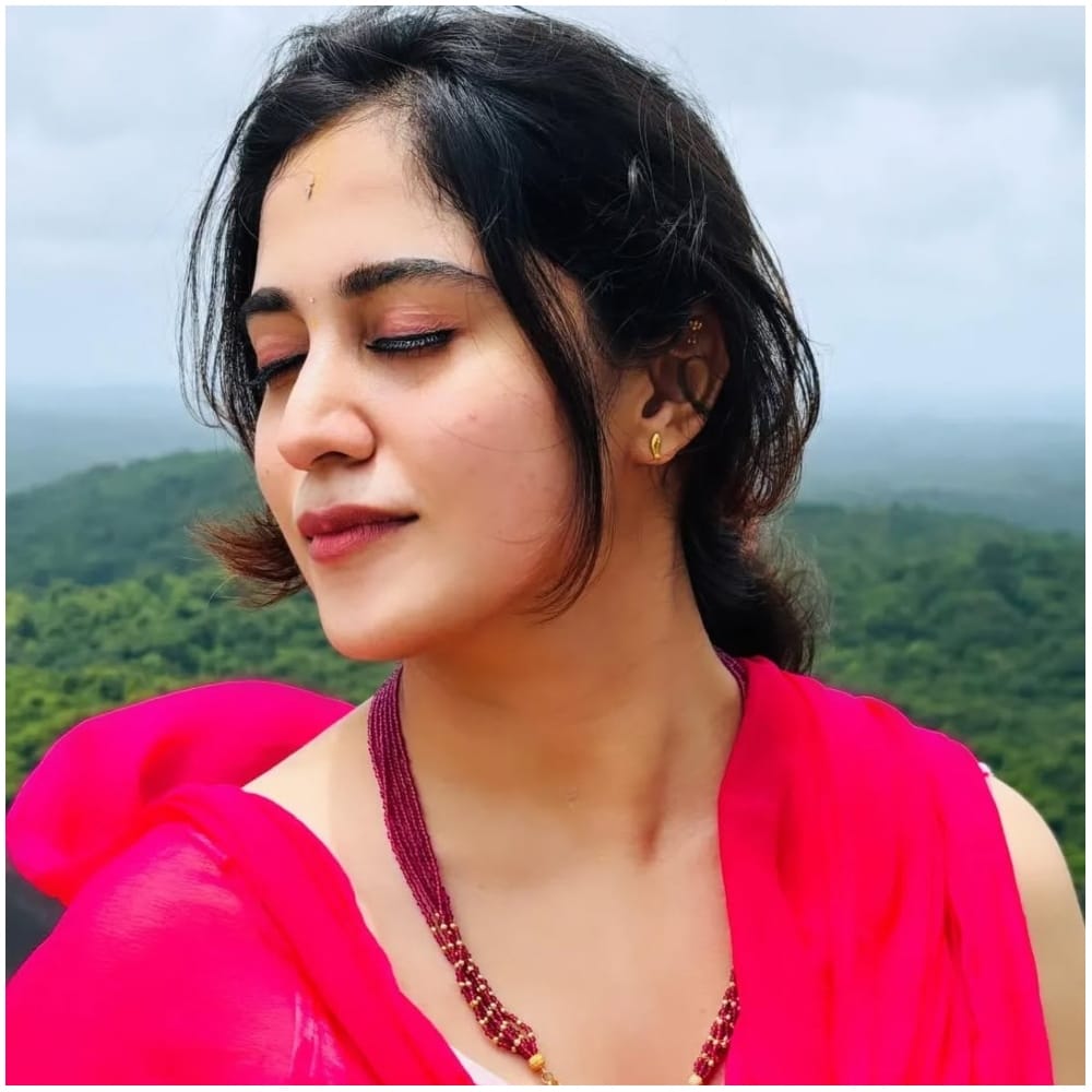 ‘ನಾನು ಆಡಿಷನ್ ಕೊಟ್ಟೆ. ಪ್ರಕಾಶ್ ಅವರಿಗೆ ಇಷ್ಟ ಆಯ್ತು. ಅಲ್ಲಿಂದ ನನ್ನ ಪ್ರಯಾಣ ಆರಂಭ ಆಯಿತು’ ಎಂದಿದ್ದಾರೆ ರಚನಾ. ದರ್ಶನ್ ಕೂಡ ಪ್ರಾಣಿ ಲವರ್. ‘ನಾನು ಪ್ರಾಣಿ, ಕಾರುಗಳ ಬಗ್ಗೆ ದರ್ಶನ್ ಜೊತೆ ಮಾತನಾಡುತ್ತಿದ್ದೆ’ ಎಂದಿದ್ದಾರೆ ರಚನಾ.