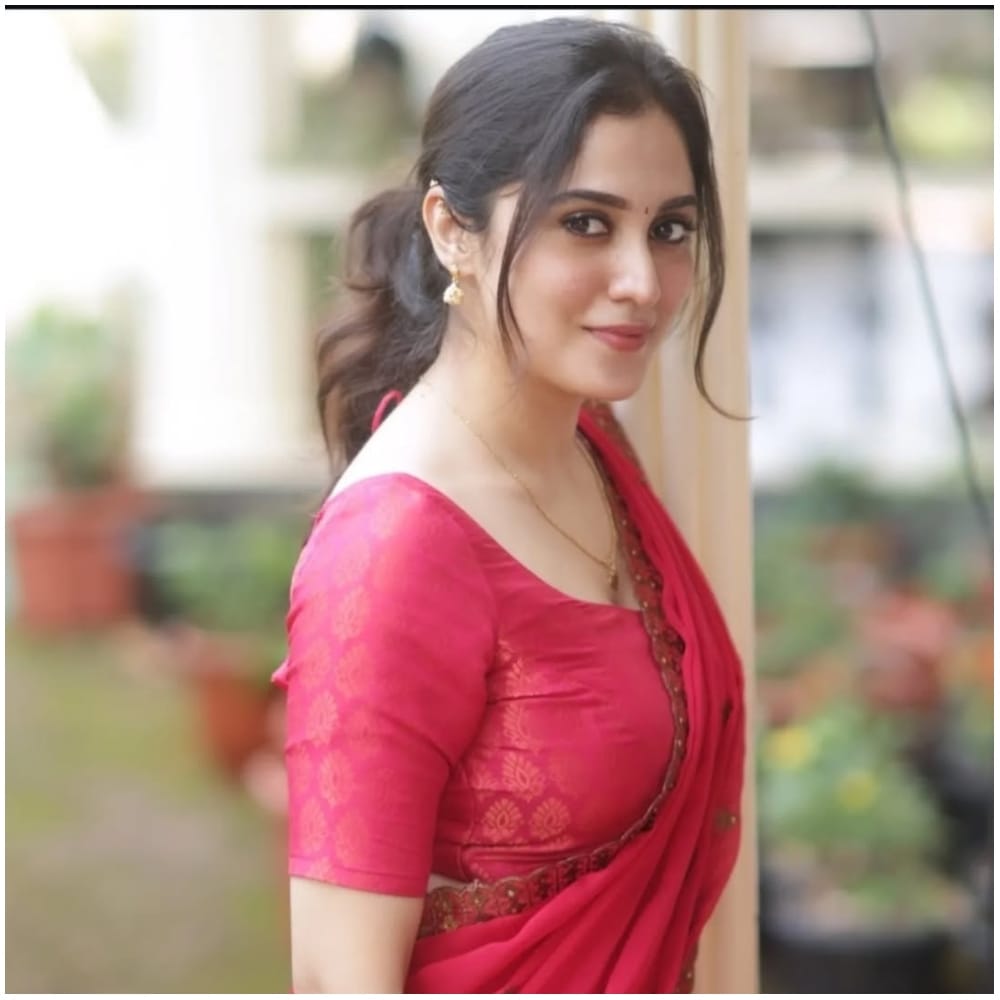 ರಚನಾ ರೈ ಅವರು ‘ಡೆವಿಲ್’ ಚಿತ್ರದ ನಾಯಕಿ. ಅವರು ಮೂಲತಃ ಪುತ್ತೂರಿನವರು. ಅವರು ಪತ್ರಿಕೋದ್ಯದಲ್ಲಿ ಪದವಿ ಪಡೆದಿದ್ದಾರೆ. ನಟನೆ ಜೊತೆಗೆ ಅವರು ಬರವಣಿಗೆಯಲ್ಲೂ ಪಳಗಿದ್ದಾರೆ. ಅವರು ಮಾಡೆಲ್. ಭರತನಾಟ್ಯ ಕೂಡ ಕಲಿತಿದ್ದಾರೆ.