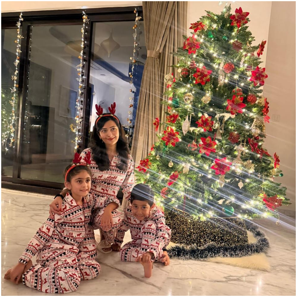 ರಾಧಿಕಾ ಪಂಡಿತ್ ಅವರು ಮನೆಯಲ್ಲಿ ಕ್ರಿಸ್​​ಮಸ್ ಟ್ರೀ ಅಲಂಕರಿಸಿದ್ದಾರೆ. ಇದಕ್ಕೆ ಲೈಟಿಂಗ್ ಮಾಡಲಾಗಿದೆ. ಈ ಫೋಟೋಗಳು ಗಮನ ಸೆಳಯೋ ರೀತಿಯಲ್ಲಿ ಇದೆ. ರಾಧಿಕಾ ಜೊತೆ ಯಥರ್ವ್ ಹಾಗೂ ಆಯ್ರಾ ಕೂಡ ಇದ್ದಾರೆ. ಇವರು ಕ್ಯೂಟ್ ಆಗಿ ಕಾಣಿಸಿದ್ದಾರೆ. 