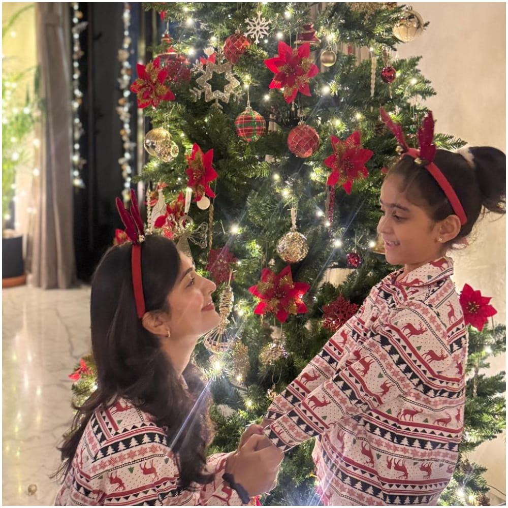 ರಾಧಿಕಾ ಪಂಡಿತ್ ಅವರು ಪ್ರತಿ ವರ್ಷವೂ ಕ್ರಿಸ್​ಮಸ್ ಆಚರಣೆ ಮಾಡುತ್ತಾರೆ. ಅವರು ಹೊಸ ವರ್ಷವನ್ನು ಅವರು ಖುಷಿ ಖುಷಿಯಿಂದ ಆಮಂತ್ರಿಸಿಕೊಳ್ಳುತ್ತಾರೆ. ರಾಧಿಕಾಗೆ ಸೋಶಿಯಲ್ ಮೀಡಿಯಾದಲ್ಲಿ ದೊಡ್ಡ ಅಭಿಮಾನಿ ಬಳಗ ಸೃಷ್ಟಿ ಆಗಿದೆ. ಹೀಗಾಗಿ ವಿವಿಧ ಫೋಟೋಗಳನ್ನು ಹಂಚಿಕೊಳ್ಳುತ್ತಿರುತ್ತಾರೆ. 