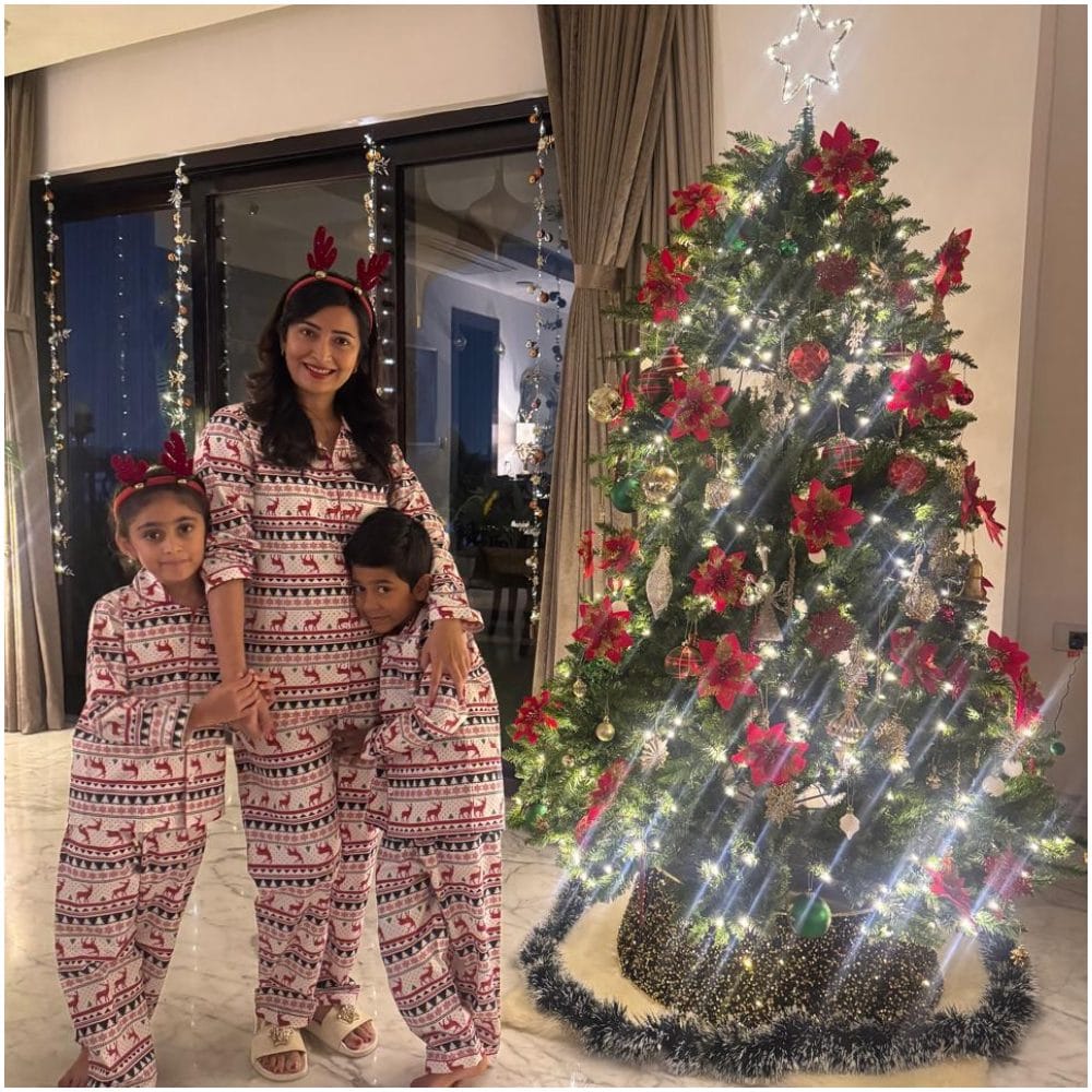 ರಾಧಿಕಾ ಪಂಡಿತ್ ಅವರು ಈಗ ನಟನೆಯಿಂದ ದೂರ ಇದ್ದಾರೆ. ಅವರು ಈಗ ಮಕ್ಕಳನ್ನು ಪೋಷಿಸುವ ಕೆಲಸದಲ್ಲಿ ತೊಡಗಿಕೊಂಡಿದ್ದಾರೆ. ಈಗ ಅವರು ಹೊಸ ಫೋಟೋಗಳನ್ನು ಹಂಚಿಕೊಂಡಿದ್ದಾರೆ. ಇದರಲ್ಲಿ ಅವರು ಕ್ರಿಸ್​ಮಸ್ ಆಚರಣೆ ಮಾಡಿದ್ದಾರೆ. ಎಲ್ಲರಿಗೂ ಅವರು ಕ್ರಿಸ್​ಮಸ್ ಹಾಗೂ ಹೊಸ ವರ್ಷದ ವಿಶ್ ಕೋರಿದ್ದಾರೆ. 