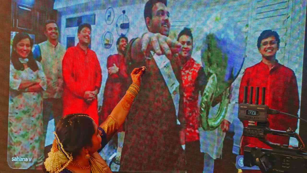 ಇಬ್ಬರ ವಿವಾಹ ಜನವರಿ 7 ಮತ್ತು 8 ರಂದು ಫಿಕ್ಸ್ ಆಗಿದೆ. ಹೀಗಾಗಿ ಇಬ್ಬರು ಮೊದಲಿಗೆ ನಿಶ್ಚಿತಾರ್ಥ ಮಾಡಿಕೊಳ್ಳಲು ಮುಂದಾಗಿದ್ರು. ಆದರೆ ನಿಶ್ಚಿತಾರ್ಥಕ್ಕೆ ರಜೆ ಸಿಗದ ಹಿನ್ನೆಲೆಯಲ್ಲಿ ಇಬ್ಬರು ಸಹಾ ಆನ್ ಲೈನ್ ವಿಡಿಯೋ ಮೂಲಕವೇ ಉಡುಪಿಯ ಸರಸ್ವತಿ ಸಭಾಭವನದಲ್ಲಿ ನೆರವೇರಿದೆ.