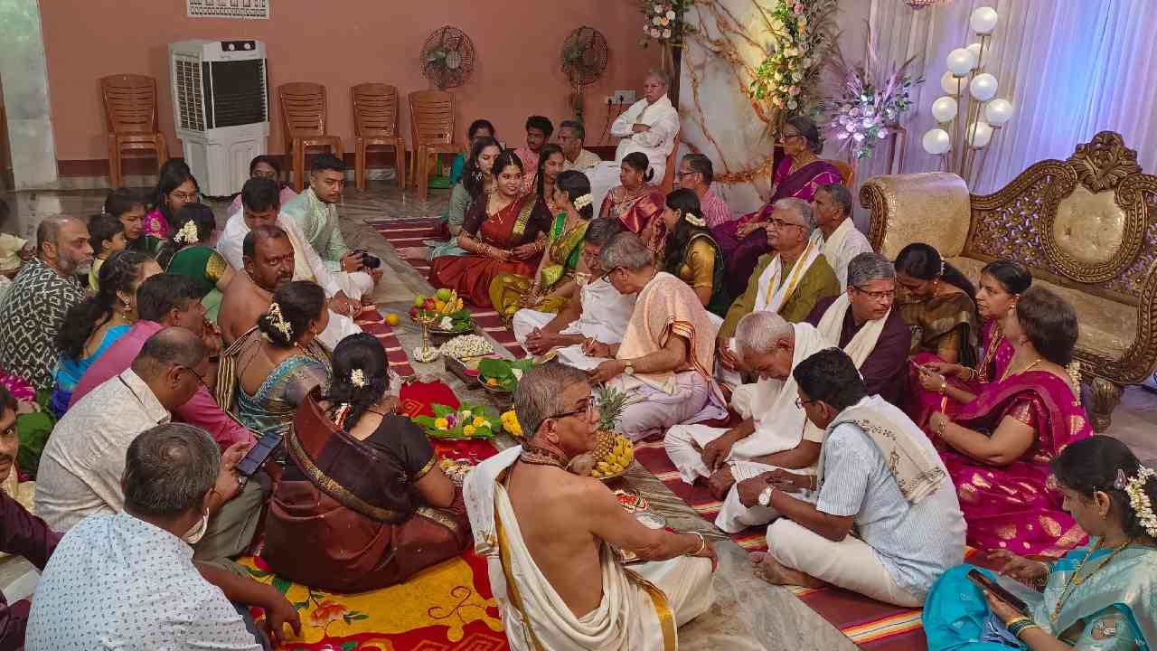 ಬೆಂಗಳೂರು ದಕ್ಷಿಣ ಜಿಲ್ಲೆ ಮಾಗಡಿ ತಾಲೂಕಿನ ಚಕ್ರಬಾವಿ ಗ್ರಾಮದ ನಿವಾಸಿ ಸುಹಾಸ್ ಹಾಗೂ ಉಡುಪಿ ಮೂಲದ ಮೇಘನ ಆನ್ಲೈನ್ನಲ್ಲಿ ನಿಶ್ಚಿತಾರ್ಥ ಮಾಡಿಕೊಂಡಿದ್ದಾರೆ. ಉಡುಪಿಯ ಖಾಸಗಿ ಕಲ್ಯಾಣ ಮಂಟಪದಲ್ಲಿ ಸೋಮವಾರ ಈ ನಿಶ್ಚಿತಾರ್ಥ ನಡೆದಿದ್ದು, ವರನ ಅನುಪಸ್ಥಿತಿಯಲ್ಲಿ ಎರಡೂ ಕುಟುಂಬಗಳು ಈ ಕಾರ್ಯಕ್ರಮ ನೆರವೇರಿಸಿವೆ.