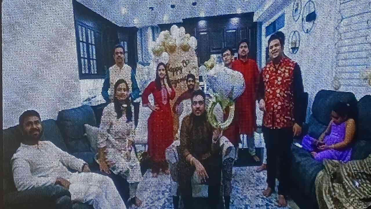 ಅಂದಹಾಗೆ ಬೆಂಗಳೂರು ದಕ್ಷಿಣ ಜಿಲ್ಲೆ ಮಾಗಡಿ ತಾಲೂಕಿನ ಚಕ್ರಭಾವಿ ಗ್ರಾಮದ ಶ್ರೀಧರ್ ಮೂರ್ತಿ ಹಾಗೂ ಗೌರಿ ಅವರ ಜೇಷ್ಠ ಪುತ್ರ ಸುಹಾಸ್, ಬೆಂಗಳೂರಿನಲ್ಲಿ ವ್ಯಾಸಂಗ ಮುಗಿಸಿ ಕಳೆದ ಕೆಲ ತಿಂಗಳಿಂದ ಕೆನಡಾದಲ್ಲಿ ಖಾಸಗಿ ಕಂಪನಿಯೊಂದರಲ್ಲಿ ಅಪ್ಲಿಕೇಶನ್ ಇಂಜಿನಿಯರ್ ಆಗಿ ಕೆಲಸ ಮಾಡುತ್ತಿದ್ದಾರೆ.