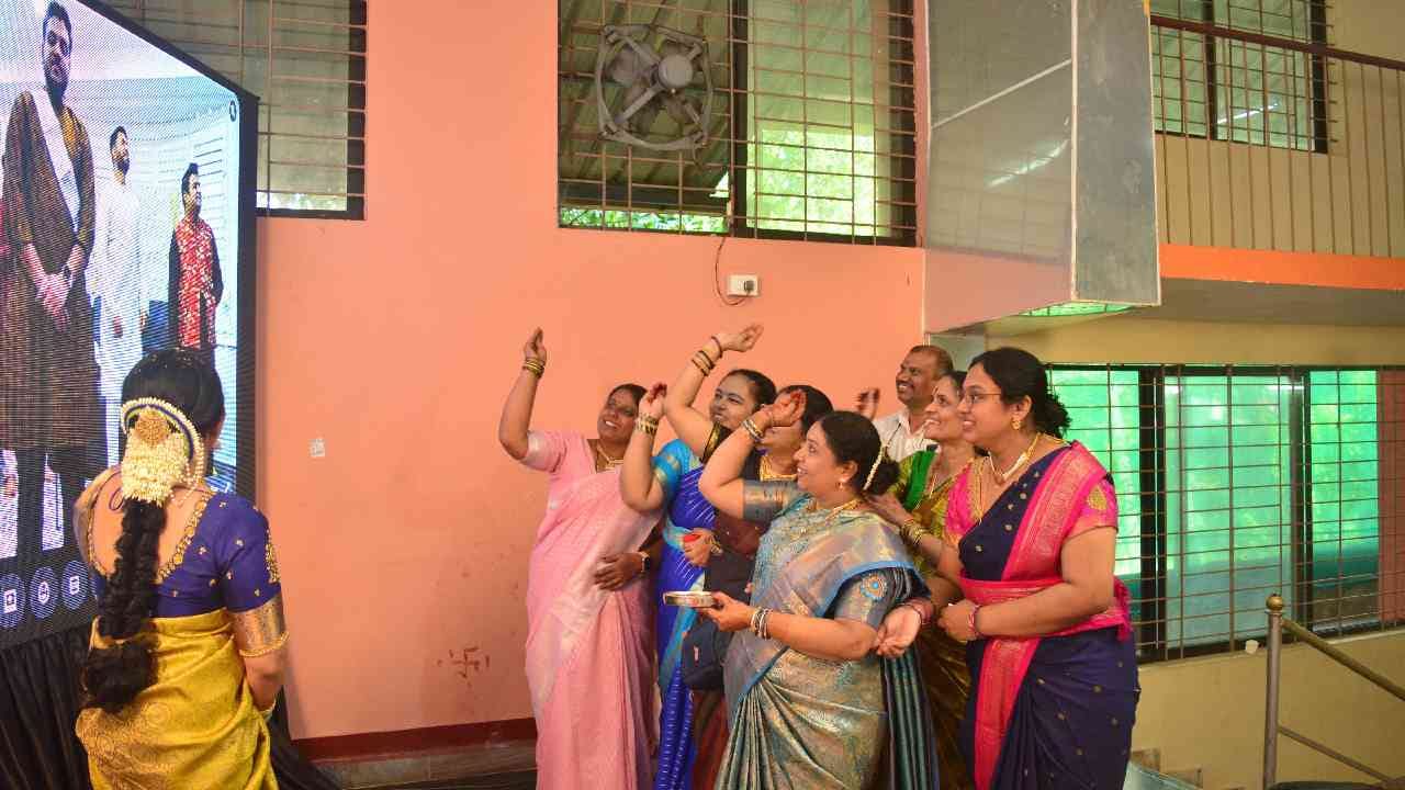 ಇನ್ನು ಉಡುಪಿ ನಿವಾಸಿ ರವೀಂದ್ರ ರಾವ್ ಹಾಗಯು ಕಾತ್ಯಾಯಿನಿ ದಂಪತಿಗಳ ಜೇಷ್ಠ ಪುತ್ರು ಮೇಘಾ, ಮುಂಬೈನಾ ಬ್ಯಾಂಕ್ ವೊಂದರಲ್ಲಿ ಉದ್ಯೋಗಿಯಾಗಿದ್ದಾರೆ. ಇನ್ನು ಇಬ್ಬರು ಆನ್ಲೈನ್ ನಿಶ್ವಿತಾರ್ಥಕ್ಕೆ ಸಂಬಂಧಿಗಳು ಶುಭ ಹಾರೈಸಿದರು.