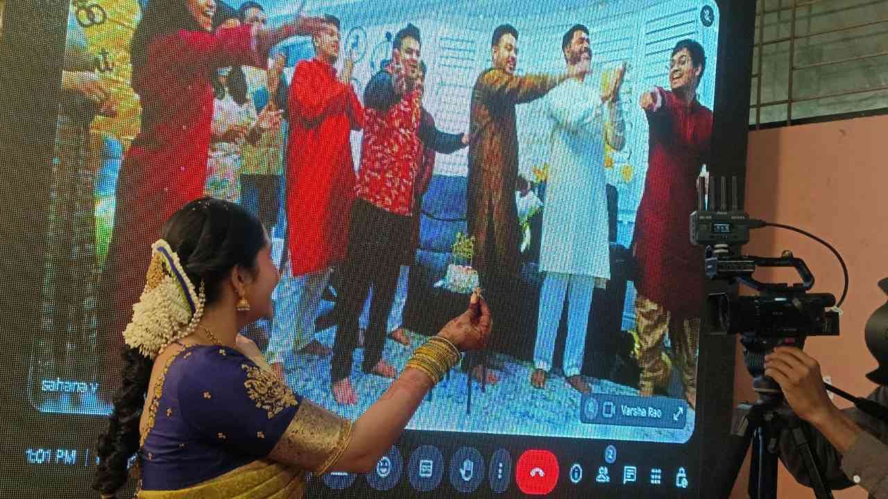 ಅಂದಹಾಗೆ ಬ್ಯಾಹ್ಮಣ ಸಂಪ್ರದಾಯದಂತೆ ನಿಶ್ಚಿತಾರ್ಥ ನೆರವೇರಿದೆ. ಆನ್ ಲೈನ್ ವಿಡಿಯೋ ಮೂಲಕವೇ ಯುವಕ-ಯುವತಿ ಇಬ್ಬರು ಉಂಗುರವನ್ನ ಕ್ಯಾಮೆರಾಗಳಿಗೆ ತೋರಿಸಿ ಎಂಗೇಜ್ಮೇಟ್ ಮಾಡಿಕೊಂಡಿದ್ದಾರೆ.