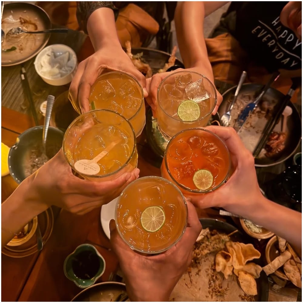 ರಶ್ಮಿಕಾ ಮಂದಣ್ಣ ತಮ್ಮ ಆತ್ಮೀಯರಾದ ಕೆಲವು ಗೆಳತಿಯರೊಟ್ಟಿಗೆ ಶ್ರೀಲಂಕಾನಲ್ಲಿ ಬ್ಯಾಚುಲರ್ ಪಾರ್ಟಿ ಮಾಡಿದ್ದಾರೆ. ಭಾರಿ ಅದ್ಧೂರಿಯಾಗಿಯೇ ಈ ಪಾರ್ಟಿ ಮಾಡಿದ್ದಾರೆ ರಶ್ಮಿಕಾ ಮಂದಣ್ಣ ಮತ್ತು ಗೆಳತಿಯರು.