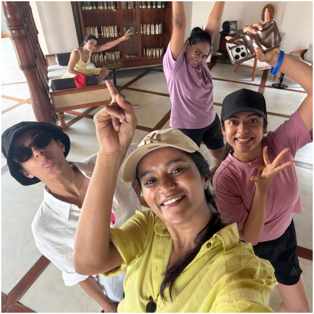 ರಶ್ಮಿಕಾ ಮಂದಣ್ಣ ಮತ್ತು ವಿಜಯ್ ದೇವರಕೊಂಡ ಕಳೆದ ಕೆಲ ವರ್ಷಗಳಿಂದಲೂ ಪರಸ್ಪರ ಪ್ರೀತಿಯಲ್ಲಿದ್ದಾರೆ. ಇಬ್ಬರೂ ಶೀಘ್ರವೇ ಮದುವೆ ಆಗುತ್ತಿದ್ದು, ಈ ಬಗ್ಗೆ ರಶ್ಮಿಕಾ ಸಹ ಪರೋಕ್ಷವಾಗಿ ಮಾತನಾಡಿದ್ದಾರೆ.