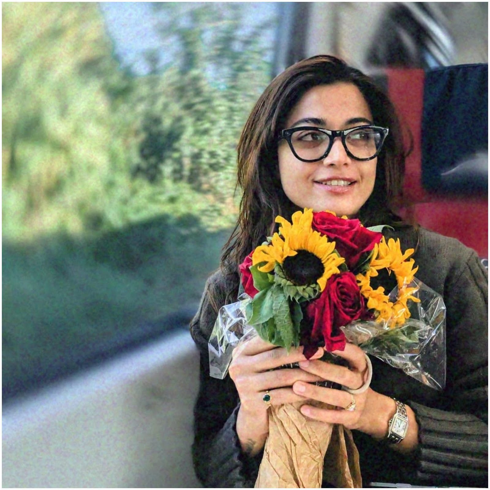 ರಶ್ಮಿಕಾ ಮಂದಣ್ಣ ಅವರು ಹೂಗುಚ್ಛ ಹಿಡಿದು ಪೋಸ್ ಕೊಟ್ಟಿದ್ದಾರೆ. ಈ ಹೂವುಗಳನ್ನು ಅವರಿಗೆ ನೀಡಿದ್ದು ವಿಜಯ್ ದೇವರಕೊಂಡ ಎನ್ನಲಾಗುತ್ತಿದೆ. ಆದರೆ, ವಿಜಯ್ ಅವರು ಈ ಬಗ್ಗೆ ಯಾವುದೇ ಪೋಸ್ಟ್​ ಹಾಕಿಲ್ಲ. ಆದರೆ, ರಶ್ಮಿಕಾ ಜೊತೆ ವಿಜಯ್ ಇದ್ದಾರೆ ಎಂದು ಫ್ಯಾನ್ಸ್ ಬಲವಾಗಿ ನಂಬಿದ್ದಾರೆ. 