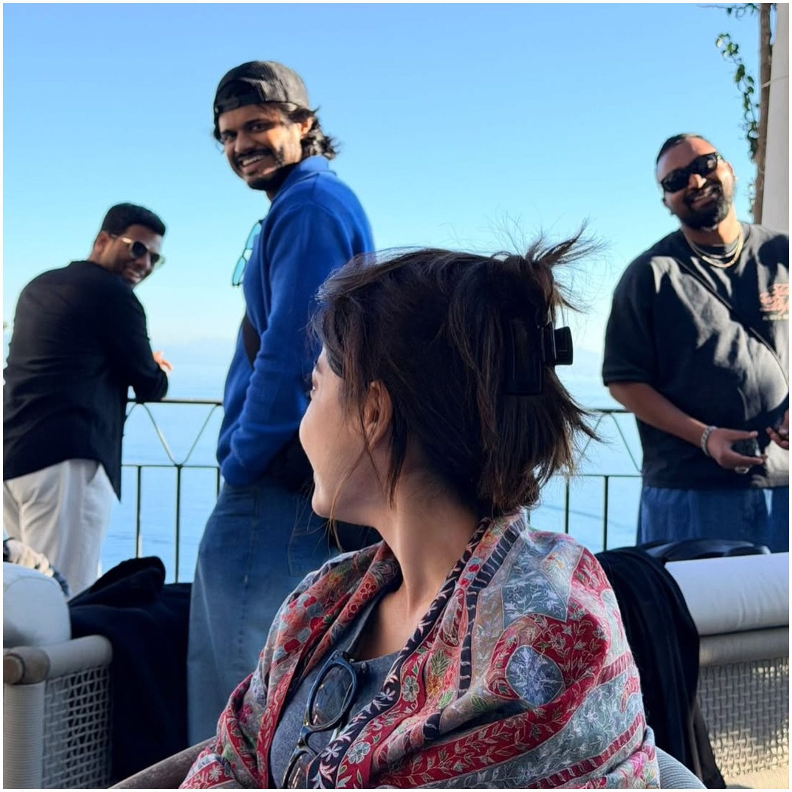 ವಿಜಯ್ ದೇವರಕೊಂಡ ಸಹೋದರ ಆನಂದ್ ದೇವರಕೊಂಡ ಫೋಟೋಗೆ ಪೋಸ್ ಕೊಟ್ಟಿದ್ದಾರೆ. ರಶ್ಮಿಕಾ ಜೊತೆ ವಿಜಯ್ ಕೂಡ ಇದ್ದರು ಎಂಬುದನ್ನು ತಿಳಿಸಲು ಈ ಫೋಟೋ ದೊಡ್ಡ ಸಾಕ್ಷಿ ಒದಗಿಸಿದೆ. ವಿಜಯ್ ಹಾಗೂ ರಶ್ಮಿಕಾ ಈವರೆಗೆ ಒಟ್ಟಾಗಿರೋ ಫೋಟೋ ಪೋಸ್ಟ್ ಮಾಡಿಲ್ಲ. 