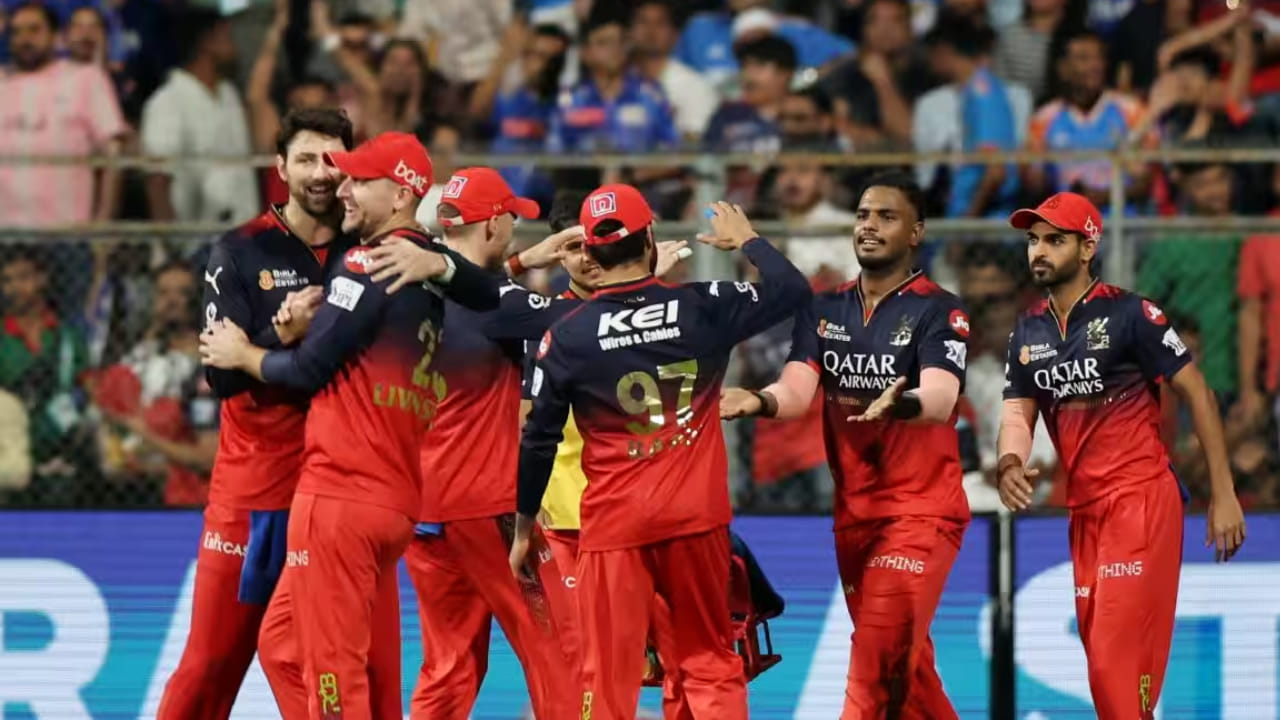 ರಾಯಲ್ ಚಾಲೆಂಜರ್ಸ್ ಬೆಂಗಳೂರು: ರಜತ್ ಪಾಟಿದಾರ್ (ನಾಯಕ), ವಿರಾಟ್ ಕೊಹ್ಲಿ, ದೇವದತ್ ಪಡಿಕ್ಕಲ್, ಫಿಲ್ ಸಾಲ್ಟ್, ಜಿತೇಶ್ ಶರ್ಮಾ, ಕೃನಾಲ್ ಪಾಂಡ್ಯ, ಸ್ವಪ್ನಿಲ್ ಸಿಂಗ್, ಟಿಮ್ ಡೇವಿಡ್, ರೊಮಾರಿಯೊ ಶೆಫರ್ಡ್, ಜಾಕೋಬ್ ಬೆಥೆಲ್, ಜೋಶ್ ಹ್ಯಾಜಲ್ವುಡ್, ಯಶ್ ದಯಾಲ್, ಭುವನೇಶ್ವರ್ ಕುಮಾರ್, ನುವಾನ್ ಸಿಂಗ್ ದಯಾಳ್, ಭುವನೇಶ್ವರ್ ಕುಮಾರ್, ನುವಾನ್ ತುಷಾರ, ರಸಿಖ್ ಸಲಾಮ್, ಅಭಿನಂದನ್ ಸಿಂಗ್, ಸುಯಶ್ ಶರ್ಮಾ, ವೆಂಕಟೇಶ್ ಅಯ್ಯರ್, ಜಾಕೋಬ್ ಡಫಿ, ಸಾತ್ವಿಕ್ ದೇಸ್ವಾಲ್, ಮಂಗೇಶ್ ಯಾದವ್, ಜೋರ್ಡಾನ್ ಕಾಕ್ಸ್, ವಿಕ್ಕಿ ಓಸ್ತ್ವಾಲ್, ವಿಹಾನ್ ಮಲ್ಹೋತ್ರಾ, ಕಾನಿಷ್ಕ್ ಚೌಹಾನ್.