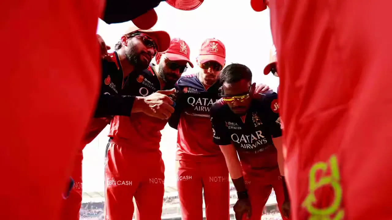 RCB ತಂಡ: ರಜತ್ ಪಾಟಿದಾರ್ (ನಾಯಕ), ವಿರಾಟ್ ಕೊಹ್ಲಿ, ದೇವದತ್ ಪಡಿಕ್ಕಲ್, ಫಿಲ್ ಸಾಲ್ಟ್, ಜಿತೇಶ್ ಶರ್ಮಾ, ಕೃನಾಲ್ ಪಾಂಡ್ಯ, ಸ್ವಪ್ನಿಲ್ ಸಿಂಗ್, ಟಿಮ್ ಡೇವಿಡ್, ರೊಮಾರಿಯೋ ಶೆಫರ್ಡ್, ಜೇಕಬ್ ಬೆಥೆಲ್, ಜೋಶ್ ಹೇಝಲ್ವುಡ್, ಯಶ್ ದಯಾಲ್, ಭುವನೇಶ್ವರ್ ಕುಮಾರ್, ನುವಾನ್ ತುಷಾರ, ರಾಸಿಖ್ ದಾರ್, ಅಭಿನಂದನ್ ಸಿಂಗ್, ಸುಯಶ್ ಶರ್ಮಾ, ವೆಂಕಟೇಶ್ ಅಯ್ಯರ್.