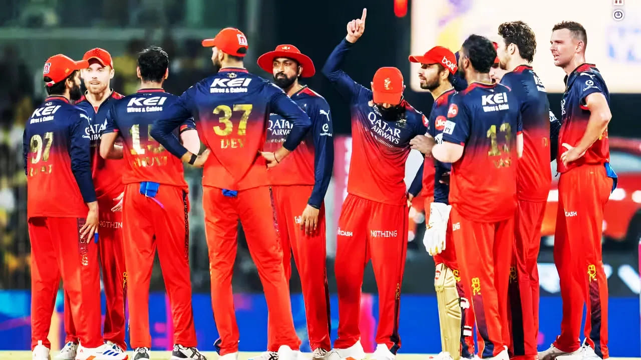 ಆರ್ಸಿಬಿ ತಂಡಕ್ಕೆ ಈ ಬಾರಿ 8 ಆಟಗಾರರನ್ನು ಖರೀದಿಸಲು ಅವಕಾಶವಿದೆ. ಅದರಂತೆ ಇದೀಗ ಓರ್ವ ಆಟಗಾರನನ್ನು ಖರೀದಿಸಿದ್ದು, ಇನ್ನೂ 7 ಮಂದಿಯನ್ನು ಮಾಡಬಹುದು. ಏಕೆಂದರೆ ಐಪಿಎಲ್ ನಿಯಮದ ಪ್ರಕಾರ ಒಂದು ತಂಡದಲ್ಲಿ ಗರಿಷ್ಠ 25 ಆಟಗಾರರನ್ನು ಹೊಂದಬಹುದು.