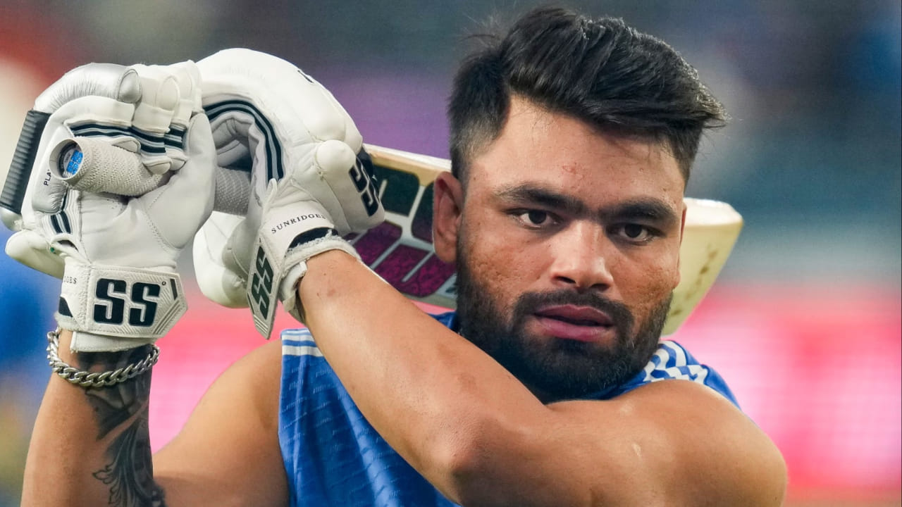 ವಿಜಯ್ ಹಜಾರೆ ಟ್ರೋಫಿಯಲ್ಲಿ ಉತ್ತರ ಪ್ರದೇಶ ತಂಡದ ಪರ ಆಡುತ್ತಿರುವ  ರಿಂಕು ಸಿಂಗ್ ಅವರನ್ನು ರನ್ ಮೆಷಿನ್ ಎಂದು ಕರೆದರೆ ತಪ್ಪಾಗಲಾರದು. ಡಿಸೆಂಬರ್ 29 ರಂದು ಬರೋಡಾ ವಿರುದ್ಧ ನಡೆದ ಪಂದ್ಯದಲ್ಲಿ ರಿಂಕು ಸಿಂಗ್ 67 ಎಸೆತಗಳಲ್ಲಿ 63 ರನ್​ಗಳ ಇನ್ನಿಂಗ್ಸ್ ಆಡಿದರು ಇದರಲ್ಲಿ ಮೂರು ಸಿಕ್ಸರ್‌ಗಳು ಮತ್ತು ಎರಡು ಬೌಂಡರಿಗಳು ಸೇರಿವೆ.