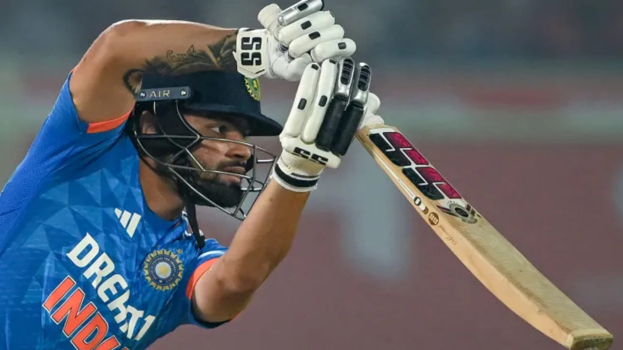 53 ಎಸೆತಗಳಲ್ಲಿ ಅರ್ಧಶತಕ ಪೂರೈಸಿದ ರಿಂಕು ಸಿಂಗ್​ಗೆ ಇದು ಟೂರ್ನಿಯಲ್ಲಿ ಸತತ ಮೂರನೇ ಐವತ್ತು ಪ್ಲಸ್ ಸ್ಕೋರ್ ಆಗಿದೆ. ಈ ಹಿಂದೆ ಅವರು ಡಿಸೆಂಬರ್ 26 ರಂದು ನಡೆದ ಚಂಡೀಗಢ ವಿರುದ್ಧದ ಪಂದ್ಯದಲ್ಲಿ ಅಜೇಯ 106 ರನ್ ಗಳಿಸಿದ್ದರು. ಅದಕ್ಕೂ ಮೊದಲು ಡಿಸೆಂಬರ್ 24 ರಂದು ನಡೆದಿದ್ದ ಹೈದರಾಬಾದ್ ವಿರುದ್ಧದ ಪಂದ್ಯದಲ್ಲೂ ರಿಂಕು ಬ್ಯಾಟ್​ 67 ರನ್ ಗಳಿಸಿತ್ತು.