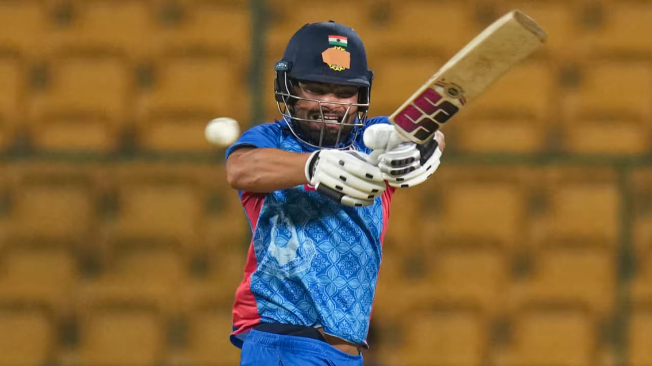 2026 ರ ಟಿ20 ವಿಶ್ವಕಪ್‌ಗಾಗಿ ಟೀಂ ಇಂಡಿಯಾಗೆ ಆಯ್ಕೆಯಾದಾಗಿನಿಂದ ರಿಂಕು ಸಿಂಗ್ ವಿಜಯ್ ಹಜಾರೆ ಟ್ರೋಫಿಯಲ್ಲಿ ನಿರಂತರವಾಗಿ ರನ್​ ಗಳಿಸುತ್ತಿದ್ದಾರೆ. ರಿಂಕು ಸಿಂಗ್ ಇದುವರೆಗೆ ಮೂರು ಪಂದ್ಯಗಳ ಮೂರು ಇನ್ನಿಂಗ್ಸ್‌ಗಳಲ್ಲಿ 236 ರನ್ ಗಳಿಸಿದ್ದಾರೆ. ಇದರರ್ಥ ನಾಯಕನಾಗಿ ಅವರು ತಮ್ಮ ತಂಡವನ್ನು ಗೆಲುವಿನತ್ತ ಕೊಂಡೊಯ್ಯುತ್ತಿದ್ದಾರೆ.