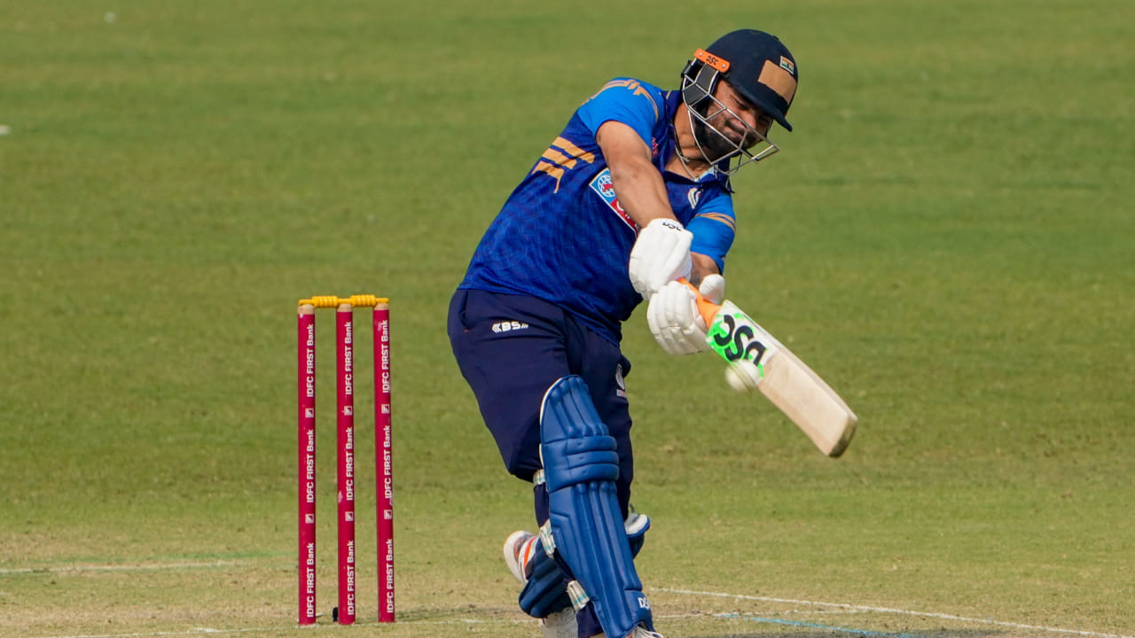 ವಿಜಯ್ ಹಜಾರೆ ಟ್ರೋಫಿಯಲ್ಲಿ ರಿಂಕು ಸಿಂಗ್ ಅವರ ಅದ್ಭುತ ಪ್ರದರ್ಶನ ಸತತ ಮೂರನೇ ಪಂದ್ಯದಲ್ಲೂ ಮುಂದುವರೆದಿದೆ. ಟೀಂ ಇಂಡಿಯಾ ಟಿ20 ವಿಶ್ವಕಪ್ ತಂಡಕ್ಕೆ ಆಯ್ಕೆಯಾಗಿದ್ದರೂ, ಆಡುವ ಹನ್ನೊಂದರ ಬಳಗದಲ್ಲಿ ಅವಕಾಶ ಸಿಗುವುದರ ಬಗ್ಗೆ ಅನುಮಾನದಲ್ಲಿದ್ದ ರಿಂಕು ತಮ್ಮ ಅಮೋಘ ಪ್ರದರ್ಶನದ ಮೂಲಕ ತನ್ನ ಸ್ಥಾನವನ್ನು ಖಚಿತಪಡಿಸಿಕೊಂಡಿದ್ದಾರೆ.
