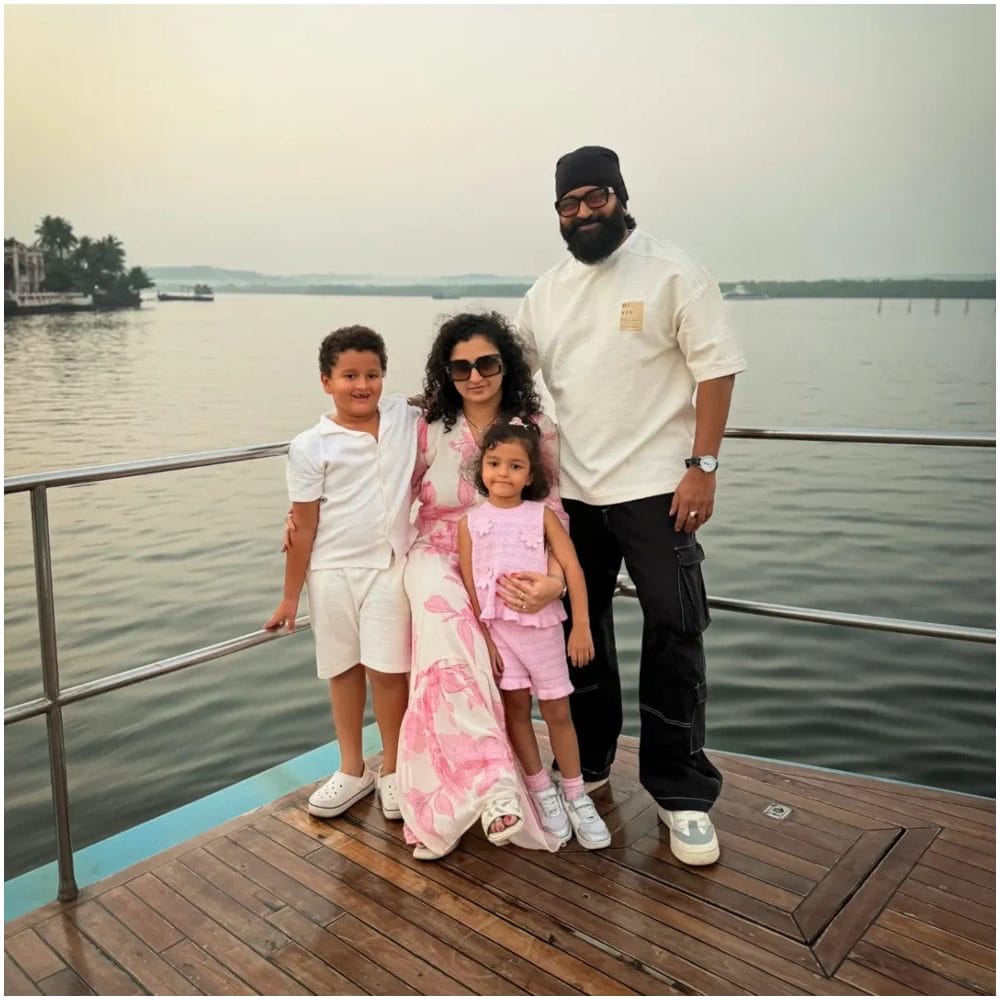 ರಿಷಬ್ ಶೆಟ್ಟಿ ಅವರು ಕುಟುಂಬಕ್ಕೆ ತುಂಬಾನೇ ಪ್ರಾಮುಖ್ಯತೆ ನೀಡುತ್ತಾರೆ. ಸಮಯ ಸಿಕ್ಕಾಗ ಅವರು ಕುಟುಂಬದ ಜೊತೆ ಸಮಯ ಕಳೆಯಲು ಇಷ್ಟಪಡುತ್ತಾರೆ. ಈಗ ‘ಕಾಂತಾರ: ಚಾಪ್ಟರ್ 1’ ಯಶಸ್ಸಿನ ಬಳಿಕ ಹಾಯಾಗಿ ಸುತ್ತಾಡಿಕೊಂಡಿದ್ದಾರೆ.