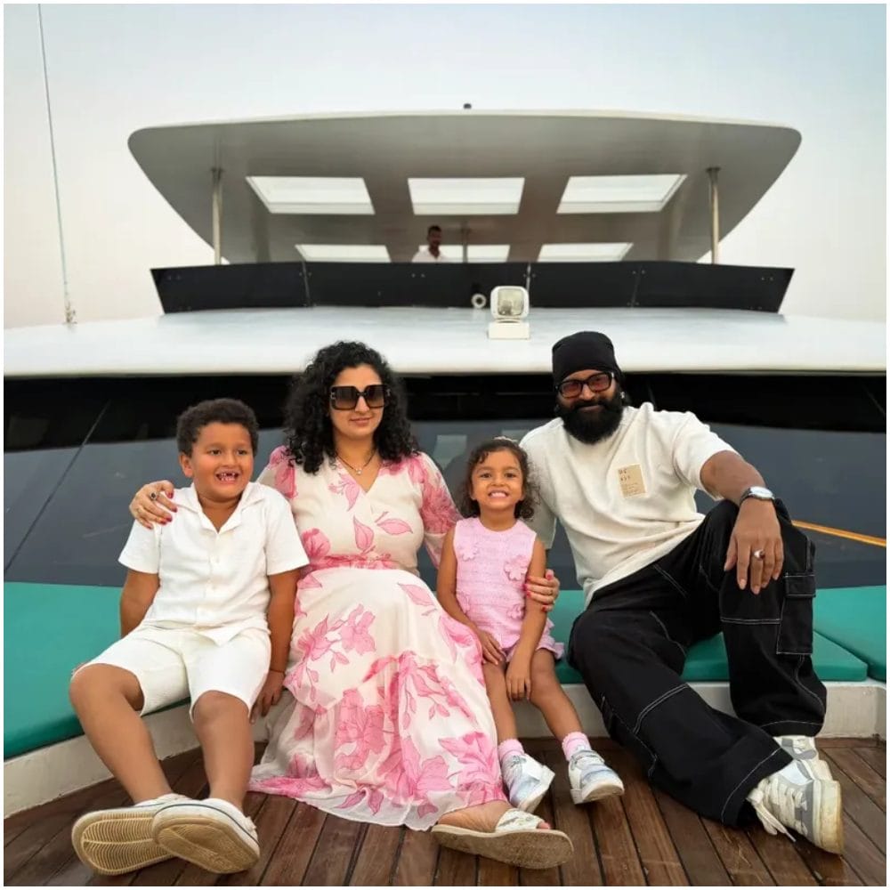 ರಿಷಬ್ ಶೆಟ್ಟಿ ಅವರು ಪತ್ನಿ ಪ್ರಗತಿ ಶೆಟ್ಟಿ ಹಾಗೂ ಮಕ್ಕಳ ಜೊತೆ ಖಾಸಗಿ ಯಾಚ್ನಲ್ಲಿ ಗೋವಾ ಸಮುದ್ರ ವಿಹಾರ ಮಾಡಿದ್ದಾರೆ. ಈ ವೇಳೆ ಖುಷಿ ಖುಷಿಯಿಂದ ಫ್ಯಾಮಿಲಿ ಫೋಟೋ ಕ್ಲಿಕ್ಕಿಸಿಕೊಂಡಿದ್ದಾರೆ.