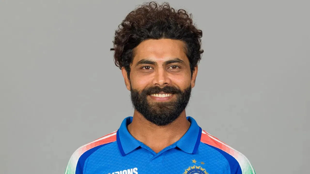 ರವೀಂದ್ರ ಜಡೇಜಾ: ಟಿ20 ವಿಶ್ವಕಪ್​ ಗೆಲುವಿನ ಬೆನ್ನಲ್ಲೇ ನಿವೃತ್ತಿ ಘೋಷಿಸಿದ ಮತ್ತೋರ್ವ ಆಟಗಾರ ರವೀಂದ್ರ ಜಡೇಜಾ. ಚುಟುಕು ಕ್ರಿಕೆಟ್​ಗೆ ಗುಡ್ ಬೈ ಹೇಳಿರುವ ಜಡೇಜಾ ಇದೀಗ ಏಕದಿನ ಮತ್ತು ಟೆಸ್ಟ್ ಕ್ರಿಕೆಟ್​ನತ್ತ ಫೋಕಸ್ ಮಾಡಿದ್ದಾರೆ. ಹೀಗಾಗಿ ಅವರನ್ನೂ ಸಹ ಟಿ20​ ತಂಡಕ್ಕೆ ಆಯ್ಕೆ ಮಾಡಲಾಗಿಲ್ಲ.