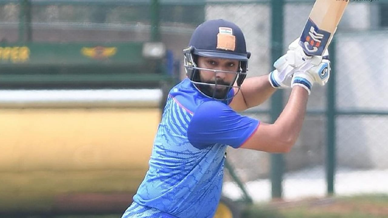 ರೋಹಿತ್ ಶರ್ಮಾ ವಿಜಯ ಹಝಾರೆ ಟೂರ್ನಿಯಲ್ಲಿ ಕೊನೆಯ ಬಾರಿ ಕಾಣಿಸಿಕೊಂಡಿದ್ದು 2019 ರಲ್ಲಿ. ಮುಂಬೈ ಪರ ಎರಡು ಮ್ಯಾಚ್​ಗಳಲ್ಲಿ ಕಣಕ್ಕಿಳಿದಿದ್ದ ಹಿಟ್​ಮ್ಯಾನ್ ಒಟ್ಟು 50 ರನ್​ ಕಲೆಹಾಕಿದ್ದರು. ಇದಾದ ಬಳಿಕ ದೇಶೀಯ ಏಕದಿನ ಟೂರ್ನಿಯಲ್ಲಿ ರೋಹಿತ್ ಶರ್ಮಾ ಕಾಣಿಸಿಕೊಂಡಿರಲಿಲ್ಲ.