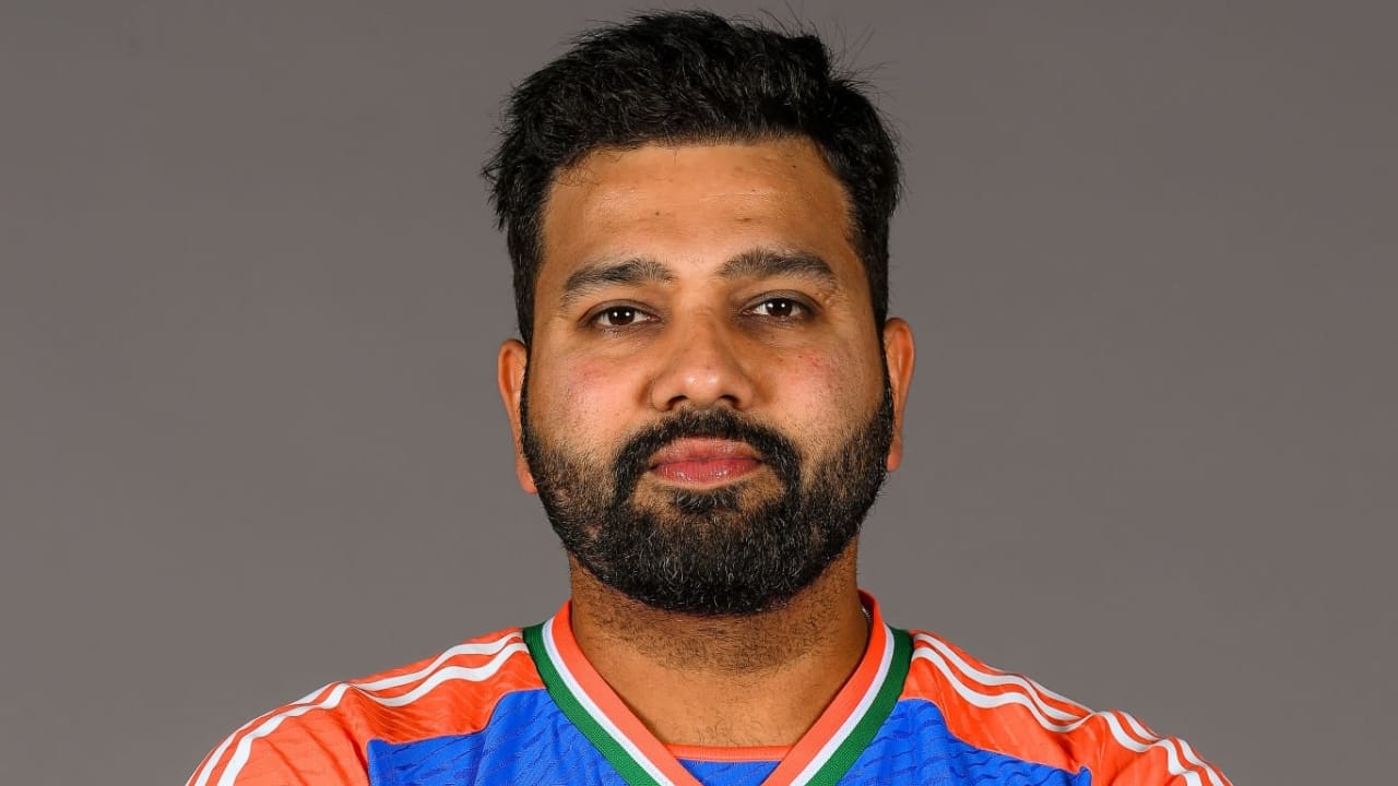 ರೋಹಿತ್ ಶರ್ಮಾ: ಟಿ20 ವಿಶ್ವಕಪ್ 2024 ರಲ್ಲಿ ಭಾರತ ತಂಡವನ್ನು ಮುನ್ನಡೆಸಿದ್ದು ರೋಹಿತ್ ಶರ್ಮಾ. ಹಿಟ್​ಮ್ಯಾನ್ ಮುಂದಾಳತ್ವದಲ್ಲಿ ಟೀಮ್ ಇಂಡಿಯಾ ಚಾಂಪಿಯನ್ ಪಟ್ಟಕ್ಕೇರಿತ್ತು. ಭಾರತ ತಂಡವು ಚಾಂಪಿಯನ್ ಪಟ್ಟಕ್ಕೇರಿದ ಬೆನ್ನಲ್ಲೇ ರೋಹಿತ್ ಶರ್ಮಾ ಟಿ20 ಅಂತಾರಾಷ್ಟ್ರೀಯ ಕ್ರಿಕೆಟ್​ಗೆ ವಿದಾಯ ಹೇಳಿದ್ದರು. ಹೀಗಾಗಿ ಈ ಬಾರಿಯ ಭಾರತ ತಂಡದಲ್ಲಿ ಅವರು ಕಾಣಿಸಿಕೊಂಡಿಲ್ಲ.