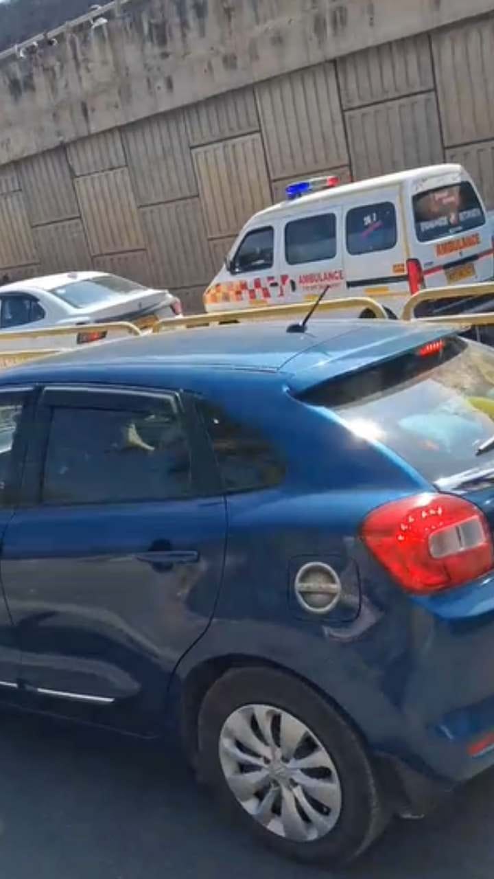 15 ನಿಮಿಷ ಟ್ರಾಫಿಕ್​​ನಲ್ಲೇ ಸಿಲುಕಿದ್ದ ಆ್ಯಂಬುಲೆನ್ಸ್​: ಪರದಾಡಿದ ರೋಗಿ