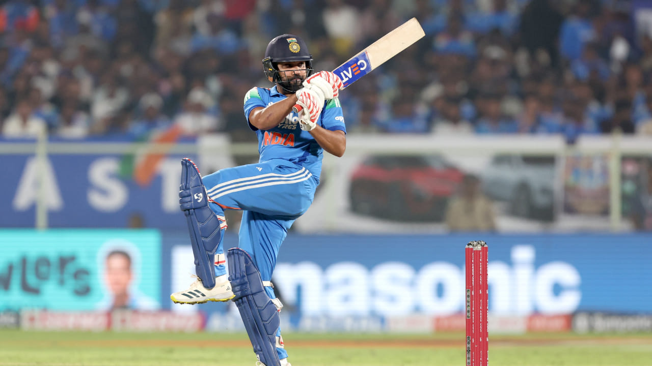 ರೋಹಿತ್ ಶರ್ಮಾ ಹಾಗೂ ಯಶಸ್ವಿ ಜೈಸ್ವಾಲ್ ಜೊತೆಯಾಗಿ ತಂಡಕ್ಕೆ ಭದ್ರ ಬುನಾದಿ ಹಾಕಿಕೊಟ್ಟಿದ್ದಾರೆ. ಇನ್ನು ಇದೇ ವೇಳೆ ಮಾಜಿ ನಾಯಕ ರೋಹಿತ್ ಶರ್ಮಾ ಅಂತರರಾಷ್ಟ್ರೀಯ ಕ್ರಿಕೆಟ್​ನಲ್ಲಿ ಐತಿಹಾಸಿಕ ಮೈಲಿಗಲ್ಲೊಂದನ್ನು ಸ್ಥಾಪಿಸಿದ್ದಾರೆ. ಆಫ್ರಿಕಾ ವಿರುದ್ಧದ ಈ ಪಂದ್ಯದಲ್ಲಿ ರೋಹಿತ್ 27 ರನ್​ಗಳ ಗಡಿ ದಾಟುವ ಮೂಲಕ ಅಂತರರಾಷ್ಟ್ರೀಯ ಕ್ರಿಕೆಟ್​ನಲ್ಲಿ 20 ಸಾವಿರ ರನ್​ಗಳನ್ನು ಪೂರೈಸಿದ್ದಾರೆ.
