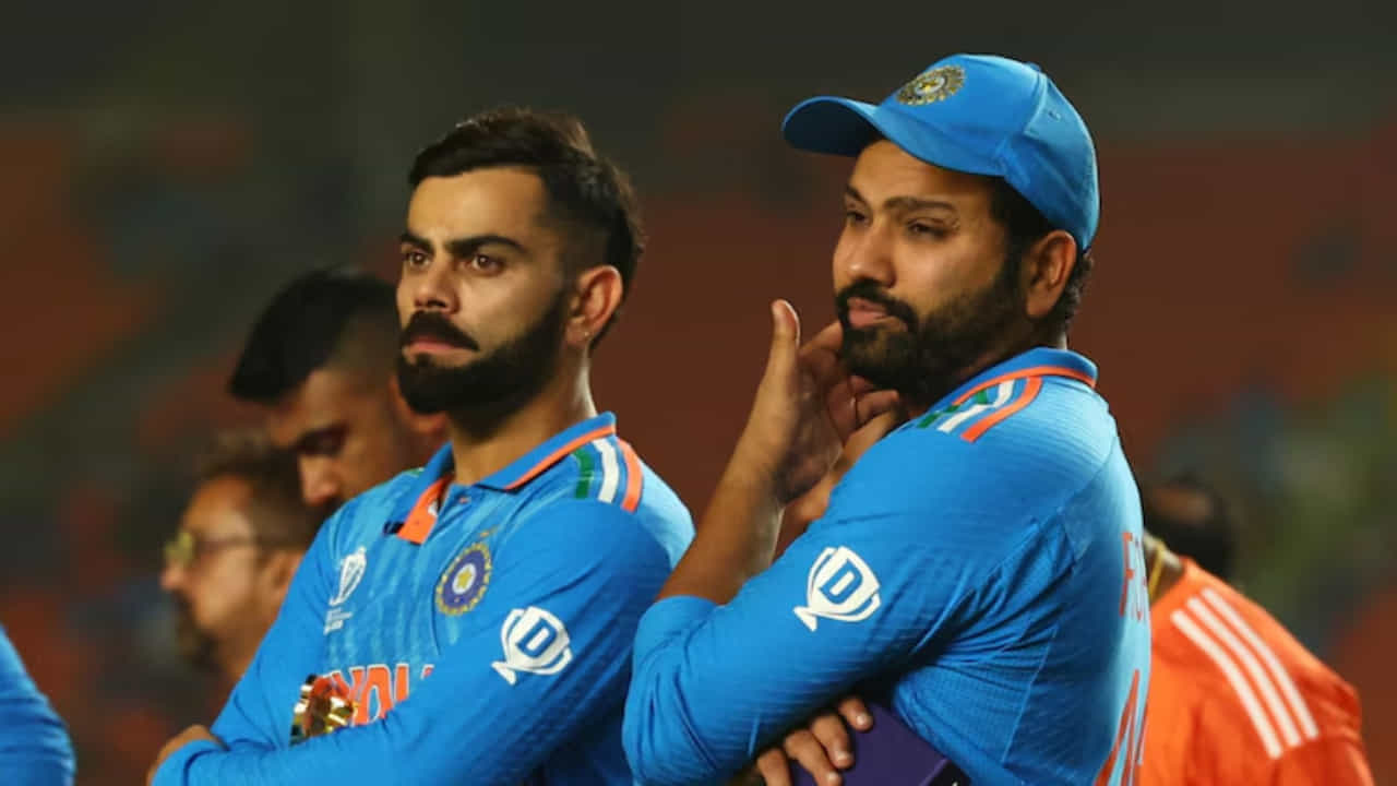 ನಿವೃತ್ತಿಯ ಅಂಚಿನಲ್ಲಿರುವ ಭಾರತದ ಇಬ್ಬರು ಲೆಜೆಂಡರಿ ಆಟಗಾರರಾದ ವಿರಾಟ್ ಕೊಹ್ಲಿ ಹಾಗೂ ರೋಹಿತ್ ಶರ್ಮಾ ಈಗಾಗಲೇ ಟಿ20 ಹಾಗೂ ಟೆಸ್ಟ್ ಕ್ರಿಕೆಟ್ಗೆ ವಿದಾಯ ಹೇಳಿದ್ದಾರೆ. ಹೀಗಾಗಿ ಏಕದಿನ ಕ್ರಿಕೆಟ್ನಲ್ಲಿ ಮಾತ್ರ ಆಡುತ್ತಿರುವ ಇವರಿಬ್ಬರು 2027 ರ ಏಕದಿನ ವಿಶ್ವಕಪ್ವರೆಗೆ ಭಾರತ ತಂಡದಲ್ಲಿ ಕಾಣಿಸಿಕೊಳ್ಳುವ ಸಾಧ್ಯತೆಗಳಿವೆ. ಕೇವಲ ಒಂದು ಮಾದರಿಯಲ್ಲಿ ತಂಡವನ್ನು ಪ್ರತಿನಿಧಿಸುತ್ತಿರುವ ಇವರಿಬ್ಬರ ವಾರ್ಷಿಕ ವೇತನಕ್ಕೆ ಕತ್ತರಿ ಹಾಕುವ ಯೋಚನೆಯಲ್ಲಿ ಬಿಸಿಸಿಐ ಇದೆ ಎಂದು ವರದಿಯಾಗಿದೆ.