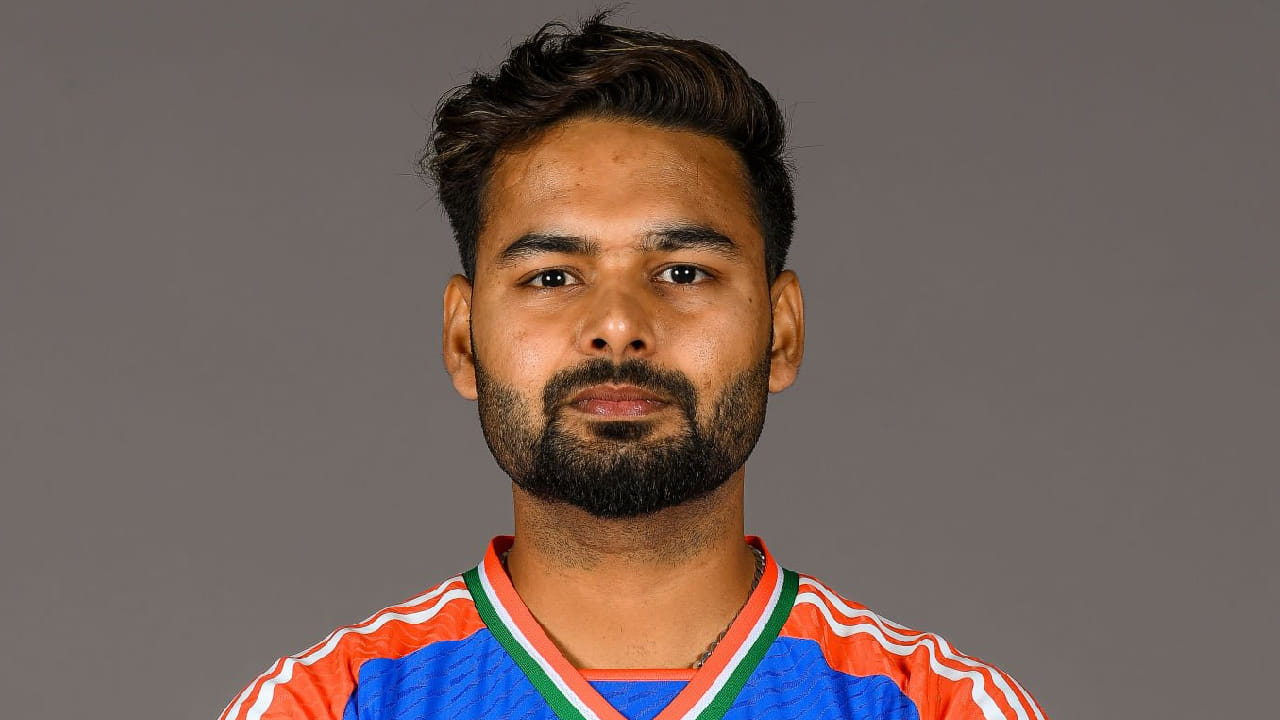 ರಿಷಭ್ ಪಂತ್: ಕಳೆದ ಟಿ20 ವಿಶ್ವಕಪ್​ನಲ್ಲಿ ಟೀಮ್ ಇಂಡಿಯಾ ಪರ ವಿಕೆಟ್ ಕೀಪರ್ ಬ್ಯಾಟರ್ ಆಗಿ ಕಣಕ್ಕಿಳಿದಿದ್ದ  ರಿಷಭ್ ಪಂತ್ ಅವರನ್ನು ಸಹ ಈ ಬಾರಿ ಕೈ ಬಿಡಲಾಗಿದೆ. ಅವರ ಬದಲಿಗೆ ಈ ಬಾರಿ ಭಾರತ ತಂಡದಲ್ಲಿ ವಿಕೆಟ್ ಕೀಪರ್​​ಗಳಾಗಿ ಆಯ್ಕೆಯಾಗಿರುವುದು ಇಶಾನ್ ಕಿಶನ್ ಹಾಗೂ ಸಂಜು ಸ್ಯಾಮ್ಸನ್.