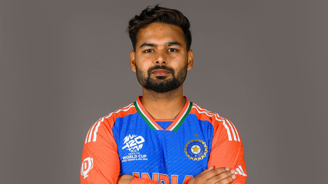 ಇನ್ನು ಟೀಮ್ ಇಂಡಿಯಾ ವಿಕೆಟ್ ಕೀಪರ್ ಬ್ಯಾಟರ್ ರಿಷಭ್ ಪಂತ್ ಅವರನ್ನು ಏಕದಿನ ತಂಡದಿಂದ ಕೈ ಬಿಡಲು ಆಯ್ಕೆ ಸಮಿತಿ ಚರ್ಚಿಸಿದೆ. ಅವರ ಬದಲಿಗೆ ಯುವ ವಿಕೆಟ್ ಕೀಪರ್ ಬ್ಯಾಟರ್ ಇಶಾನ್ ಕಿಶನ್ ಅವರನ್ನು ನ್ಯೂಝಿಲೆಂಡ್ ವಿರುದ್ಧದ ಸರಣಿಗೆ ಆಯ್ಕೆ ಮಾಡಲು ಬಯಸಿದ್ದಾರೆ ಎಂದು ವರದಿಯಾಗಿದೆ. ಹೀಗಾಗಿ ಈ ಮೂವರು ಕಿವೀಸ್ ವಿರುದ್ಧದ ಒಡಿಐ ಸರಣಿಯಲ್ಲಿ ಕಾಣಿಸಿಕೊಳ್ಳುವ ಸಾಧ್ಯತೆಯಿಲ್ಲ.