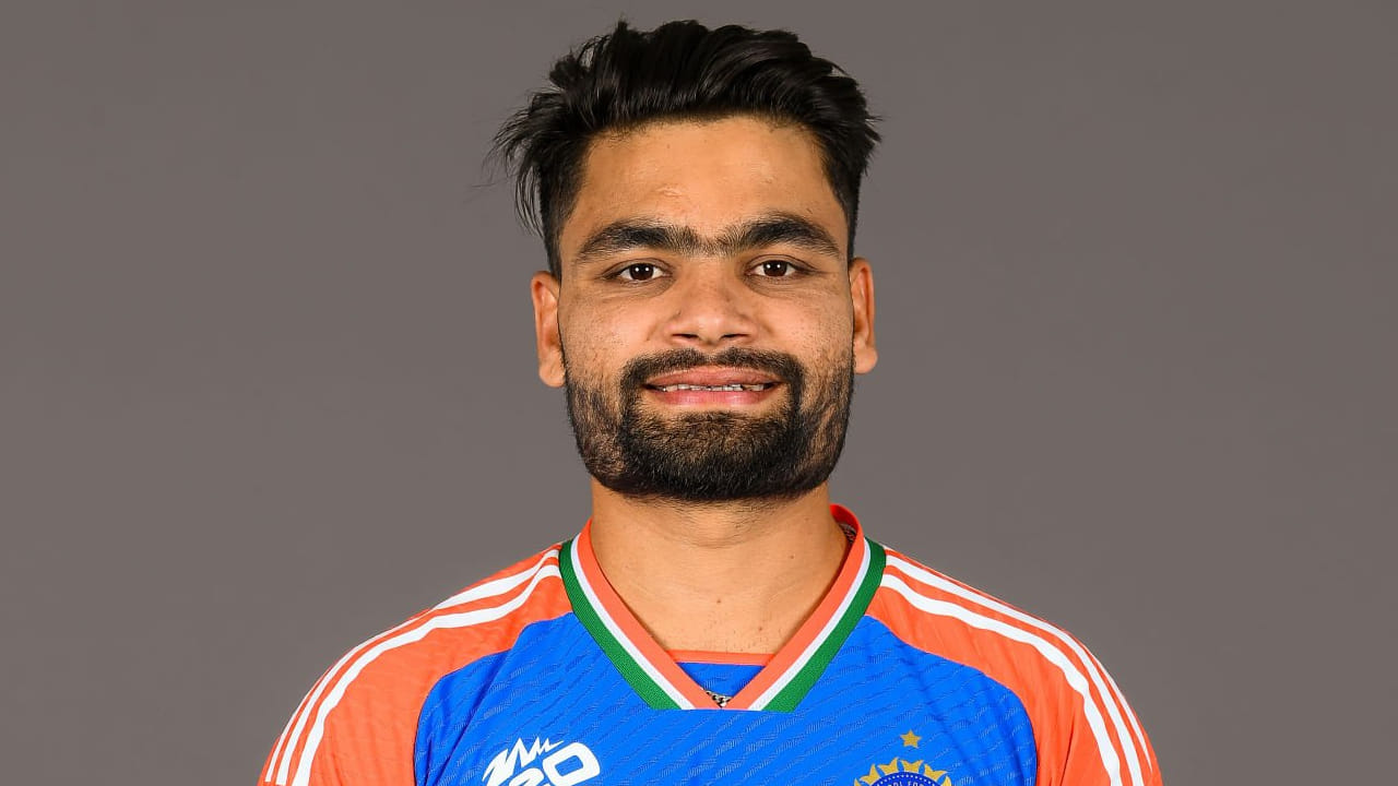 ರಿಂಕು ಸಿಂಗ್: ಭಾರತದ ಪರ 35 ಟಿ20 ಪಂದ್ಯಗಳನ್ನಾಡಿರುವ ರಿಂಕು ಸಿಂಗ್ ಅವರನ್ನು ಸಹ ಸೌತ್ ಆಫ್ರಿಕಾ ಸರಣಿಯಿಂದ ಕೈ ಬಿಡಲಾಗಿದೆ. ಆಸ್ಟ್ರೇಲಿಯಾ ವಿರುದ್ಧದ ಸರಣಿಯಲ್ಲಿ ಕಾಣಿಸಿಕೊಂಡಿದ್ದ ರಿಂಕು ಅವರನ್ನು ಈ ಬಾರಿ ಆಯ್ಕೆಗೆ ಪರಿಗಣಿಸಲಾಗಿಲ್ಲ ಎಂಬುದು ವಿಶೇಷ. ಅದರಂತೆ ಸೌತ್ ಆಫ್ರಿಕಾ ವಿರುದ್ಧದ ಟಿ20 ಸರಣಿಗೆ ಟೀಮ್ ಇಂಡಿಯಾ ಈ ಕೆಳಗಿನಂತಿದೆ...