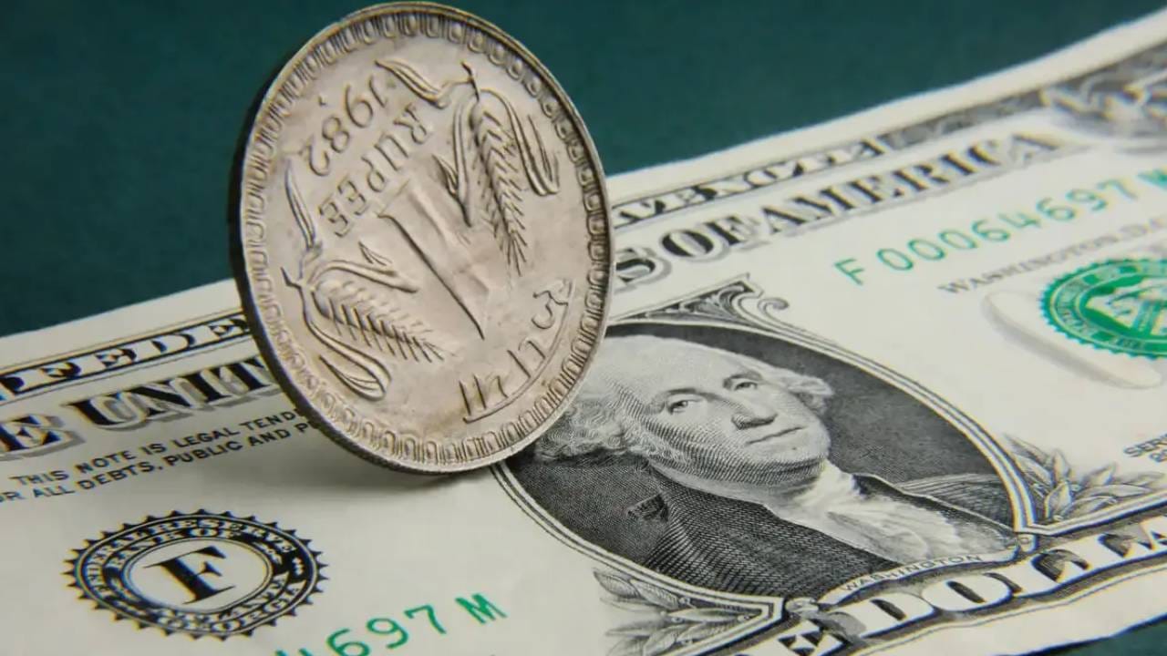 Rupee vs Dollar: ರುಪಾಯಿ ಹೊಸ ದಾಖಲೆ ಮಟ್ಟಕ್ಕೆ ಕುಸಿತ; ಈ ವರ್ಷದಲ್ಲಿ ಅತ್ಯಂತ ಕಳಪೆ ಪ್ರದರ್ಶನ ತೋರಿದ ಭಾರತದ ಕರೆನ್ಸಿ Rupee vs Dollar: ರುಪಾಯಿ ಹೊಸ ದಾಖಲೆ ಮಟ್ಟಕ್ಕೆ ಕುಸಿತ; ಈ ವರ್ಷದಲ್ಲಿ ಅತ್ಯಂತ ಕಳಪೆ ಪ್ರದರ್ಶನ ತೋರಿದ ಭಾರತದ ಕರೆನ್ಸಿ