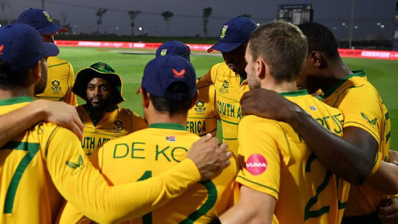 ಸೌತ್ ಆಫ್ರಿಕಾ ಟಿ20 ತಂಡ: ಐಡನ್ ಮಾರ್ಕ್ರಾಮ್ (ನಾಯಕ), ಓಟ್ನಿಲ್ ಬಾರ್ಟ್‌ಮನ್, ಕಾರ್ಬಿನ್ ಬಾಷ್, ಡೆವಾಲ್ಡ್ ಬ್ರೆವಿಸ್, ಕ್ವಿಂಟನ್ ಡಿ ಕಾಕ್ (ವಿಕೆಟ್‌ಕೀಪರ್), ಡೊನೊವನ್ ಫೆರೇರಾ, ರೀಝ ಹೆಂಡ್ರಿಕ್ಸ್, ಮಾರ್ಕೋ ಯಾನ್ಸೆನ್, ಕೇಶವ್ ಮಹಾರಾಜ್, ಡೇವಿಡ್ ಮಿಲ್ಲರ್, ಜಾರ್ಜ್ ಲಿಂಡೆ, ಲುಂಗಿ ಎನ್‌ಗಿಡಿ, ಅನ್ರಿಕ್ ನೋಕಿಯ, ಲುಥೋ ಸಿಪಮ್ಲಾ, ಟ್ರಿಸ್ಟನ್ ಸ್ಟಬ್ಸ್.