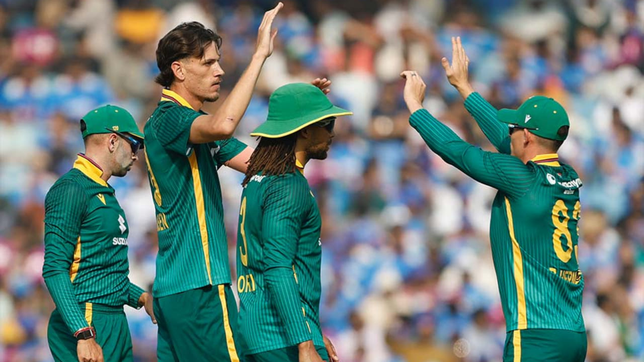 ದಕ್ಷಿಣ ಆಫ್ರಿಕಾ: ಟೆಂಬಾ ಬವುಮಾ (ನಾಯಕ), ಒಟ್ನೀಲ್ ಬಾರ್ಟ್‌ಮನ್, ಕಾರ್ಬಿನ್ ಬಾಷ್, ಮ್ಯಾಥ್ಯೂ ಬ್ರೀಟ್ಜ್‌ಕೆ, ಡೆವಾಲ್ಡ್ ಬ್ರೂಯಿಸ್, ನಾಂಡ್ರೆ ಬರ್ಗರ್, ಕ್ವಿಂಟನ್ ಡಿ ಕಾಕ್, ಟೋನಿ ಡಿ ಜೊರ್ಜಿ, ರೂಬಿನ್ ಹರ್ಮನ್, ಕೇಶವ್ ಮಹಾರಾಜ್, ಮಾರ್ಕೊ ಯಾನ್ಸೆನ್, ಐಡೆನ್ ಮಾರ್ಕ್ರಾಮ್, ಲುಂಗಿ ಎನ್ಗಿಡಿ, ರಿಯಾನ್ ರಿಕೆಲ್ಟನ್, ಪ್ರೆನೆಲನ್ ಸುಬ್ರಾಯೆನ್.