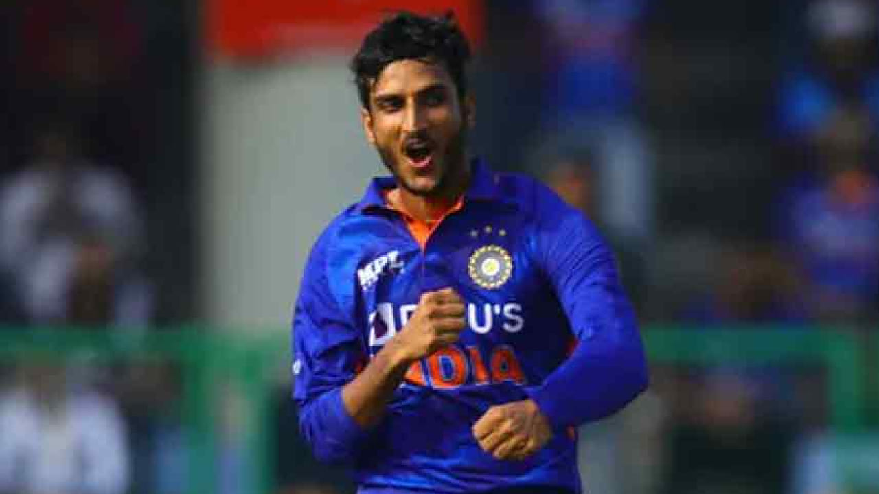 ಶಹಬಾಝ್ ಅಹ್ಮದ್ ಈ ಹಿಂದೆ ಟೀಮ್ ಇಂಡಿಯಾ ಪರ 2 ಟಿ೨೦ ಹಾಗೂ 3 ಏಕದಿನ ಪಂದ್ಯಗಳನ್ನಾಡಿದ್ದರು. ಈ ವೇಳೆ ಒಟ್ಟು 5 ವಿಕೆಟ್ ಕಬಳಿಸಿದ್ದರು. ಅಷ್ಟೇ ಅಲ್ಲದೆ 112 ಟಿ೨೦ ಪಂದ್ಯಗಳನ್ನಾಡಿದ ಅನುಭವವನ್ನು ಸಹ ಹೊಂದಿದ್ದಾರೆ. ಹೀಗಾಗಿ ಅಕ್ಷರ್ ಪಟೇಲ್ ಬದಲಿಗೆ ಶಹಬಾಝ್ ಅಹ್ಮದ್ ಅವರನ್ನು ಆಯ್ಕೆ ಮಾಡಲಾಗಿದೆಮ ಅದರಂತೆ ಇದೀಗ 2 ವರ್ಷಗಳ ಬಳಿಕ ಮತ್ತೊಮ್ಮೆ ಶಹಬಾಝ್ ಭಾರತ ತಂಡದಲ್ಲಿ ಕಾಣಿಸಿಕೊಂಡಿದ್ದಾರೆ.