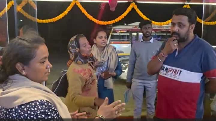 Video: ಕಳೆದು ಹೋಗಿದ್ದ ಬಾಲಕಿಯನ್ನು ಮರಳಿ ತಾಯಿ ಮಡಿಲಿಗೆ ಸೇರಿಸಿದ ಪೊಲೀಸರು Video: ಕಳೆದು ಹೋಗಿದ್ದ ಬಾಲಕಿಯನ್ನು ಮರಳಿ ತಾಯಿ ಮಡಿಲಿಗೆ ಸೇರಿಸಿದ ಪೊಲೀಸರು