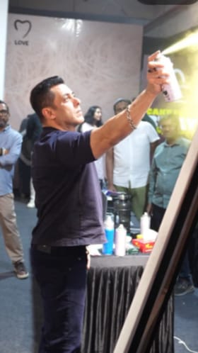 ನಟನಷ್ಟೆ ಅಲ್ಲ ಚಿತ್ರಕಲಾವಿದ ಸಹ, ಸಲ್ಲು ಬಿಡಿಸಿದ ಚಿತ್ರ ನೋಡಿ