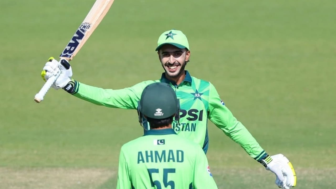 ಈ ಪಂದ್ಯದಲ್ಲಿ ಟಾಸ್ ಸೋತು ಮೊದಲು ಬ್ಯಾಟಿಂಗ್ ಮಾಡಿದ ಪಾಕಿಸ್ತಾನ ತಂಡವು 50 ಓವರ್‌ಗಳಲ್ಲಿ 8 ವಿಕೆಟ್‌ಗಳ ನಷ್ಟಕ್ಕೆ 347 ರನ್ ಗಳಿಸಿತು. ಸಮೀರ್ ಮಿನ್ಹಾಸ್ ಜೊತೆಗೆ, ಅಹ್ಮದ್ ಹುಸೇನ್ ಕೂಡ ಅದ್ಭುತ ಇನ್ನಿಂಗ್ಸ್ ಆಡಿದರು. ಅಹ್ಮದ್ ಹುಸೇನ್ 72 ಎಸೆತಗಳಲ್ಲಿ 3 ಬೌಂಡರಿ ಮತ್ತು 1 ಸಿಕ್ಸರ್ ಸೇರಿದಂತೆ ಪ್ರಬಲ 56 ರನ್ ಗಳಿಸಿದರು. ಉಸ್ಮಾನ್ ಖಾನ್ ಕೂಡ 45 ಎಸೆತಗಳಲ್ಲಿ 35 ರನ್ ಗಳಿಸಿದರು. ಆದಾಗ್ಯೂ, ಬೇರೆ ಯಾವುದೇ ಬ್ಯಾಟ್ಸ್‌ಮನ್ 30 ರನ್ ಗಳಿಸಲು ಸಾಧ್ಯವಾಗಲಿಲ್ಲ.