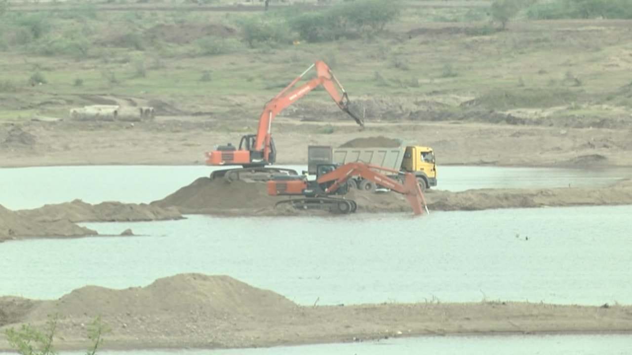 ಯಾದಗಿರಿ: ಕೃಷ್ಣಾ ನದಿಯಲ್ಲಿ ಅಕ್ರಮ ಮರಳು ದಂಧೆ; ಅಧಿಕಾರಿಗಳು ದಾಳಿ, ಕೋಟ್ಯಂತರ ರೂ ಮೌಲ್ಯದ ಮರಳು ಜಪ್ತಿ ಯಾದಗಿರಿ: ಕೃಷ್ಣಾ ನದಿಯಲ್ಲಿ ಅಕ್ರಮ ಮರಳು ದಂಧೆ; ಅಧಿಕಾರಿಗಳು ದಾಳಿ, ಕೋಟ್ಯಂತರ ರೂ ಮೌಲ್ಯದ ಮರಳು ಜಪ್ತಿ