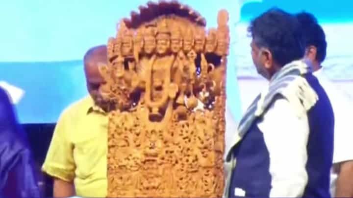 ಡಿಕೆ ಶಿವಕುಮಾರ್ಗೆ 16 ಲಕ್ಷ ರೂ. ಮೌಲ್ಯದ ಭರ್ಜರಿ ಗಿಫ್ಟ್: ಅಂಥದ್ದೇನಿದೆ ಇದರಲ್ಲಿ? ಇಲ್ಲಿದೆ ನೋಡಿ ಡಿಕೆ ಶಿವಕುಮಾರ್ಗೆ 16 ಲಕ್ಷ ರೂ. ಮೌಲ್ಯದ ಭರ್ಜರಿ ಗಿಫ್ಟ್: ಅಂಥದ್ದೇನಿದೆ ಇದರಲ್ಲಿ? ಇಲ್ಲಿದೆ ನೋಡಿ